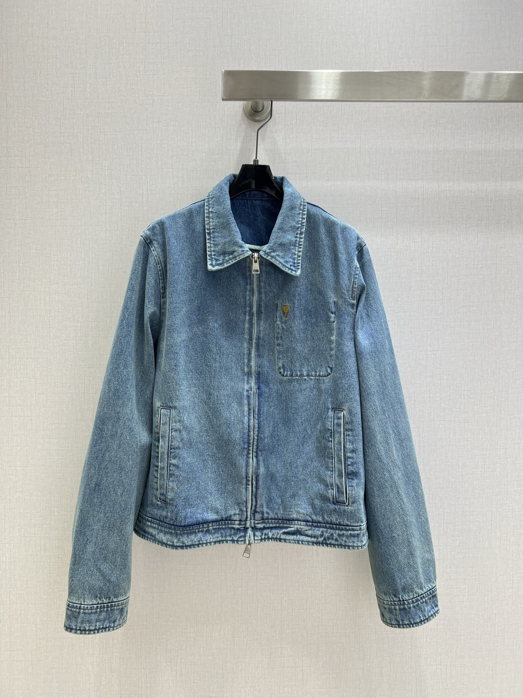 NO:491086,Highly recommended AM*2025 early autumn new style denim zipper jacket, antique effect, bare face denim, high appearance, full series, versatile, no worries, just a very clean feeling, a must-have for everyone, really great!  Very comfortable wash cowboy cotton, old fermented and washed shape, one color, SML code, high-quality,, jackets & coats, alexander wang19860909强烈推荐 AM*2025早秋新款 牛仔拉链外套 做旧效果素颜牛仔 高颜值 全系列出品 百搭无烦恼 就是很干净的感觉 人手必备 真的很赞！ 手感很舒服的洗水牛仔棉 做旧酵洗造型 一个色 SML码 高品,,jackets & coats,alexander wang,Women's clothing