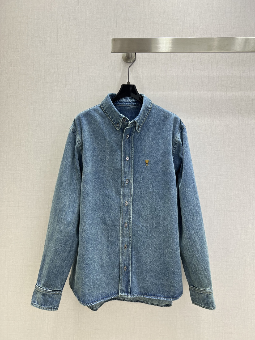 NO:491070,Highly recommended AM*2025 early autumn new style, love embroidered button denim jacket, old-fashioned effect, bare face denim, high-value, full series, versatile, no worries, just a very clean feeling, a must-have for everyone, really great!  Very comfortable wash cowboy cotton, old fermented and washed shape, one color SML code, high quality, jackets & coats, alexander wang19860909强烈推荐 AM*2025早秋新款 爱心刺绣纽扣牛仔外套 做旧效果素颜牛仔 高颜值 全系列出品 百搭无烦恼 就是很干净的感觉 人手必备 真的很赞！ 手感很舒服的洗水牛仔棉 做旧酵洗造型 一个色 SML码 高品质,,jackets & coats,alexander wang,Women's clothing