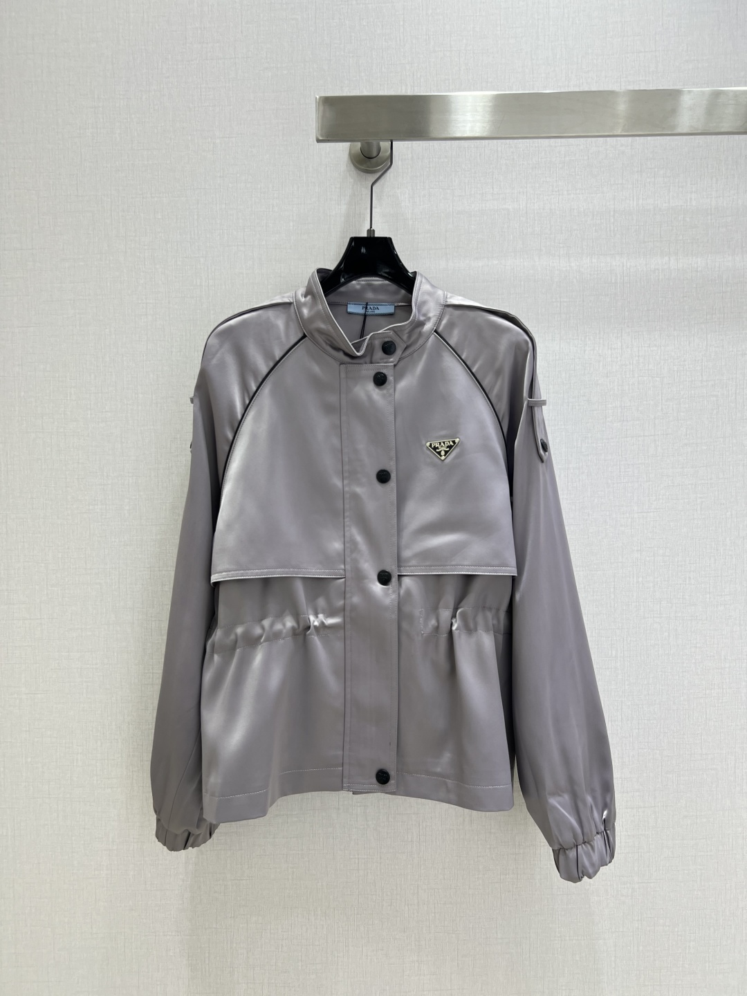 NO:490972,Highly recommended PRA*2025 early autumn new style, waist-closed long-sleeved jacket, full of fashion, high-end custom triangle logo exclusive logo, awesome style, casual and free!  The color is beautiful and the texture is good!  Exquisite and fashionable Two colors SML codes High-quality, Prada, Jackets & coats, Alexander wang19860909强烈推荐 PRA*2025早秋新款 收腰长袖外套 时髦度爆棚 高级定制三角标专属Logo 绝绝子的版型 随性洒脱！不旦颜色美,质感也敲好！精致又时尚 两个色 SML码 高品,,prada,jackets & coats,alexander wang,Women's clothing