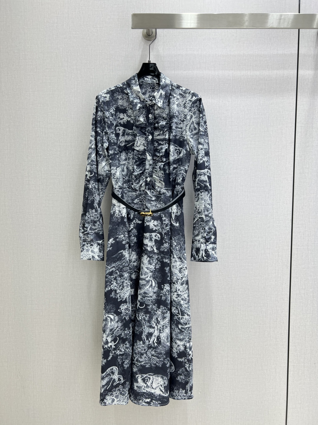 NO:487879,Highly recommended DIO*2025 early autumn new style, animal printed lotus leaf long-sleeved dress, delivery belt, classic and stylish, everything can be perfectly controlled~ high-end ready-to-wear method, the details are so beautiful!  Exquisite and daily, easy to control!  Great texture!  Age-reducing fashion casual girlish feeling, one color SML code high quality A, dior, skirts, alexander wang19860909强烈推荐 DIO*2025早秋新款 动物印花荷叶边长袖连衣裙 配送腰带 经典又有型 各种都能完美驾驭～高级成衣做法,细节美到爆！精美又日常,轻松驾驭！质感棒棒哒！减龄 时尚 休闲少女感,一个色 SML码 高品质A,,dior,skirts,alexander wang,Women's clothing