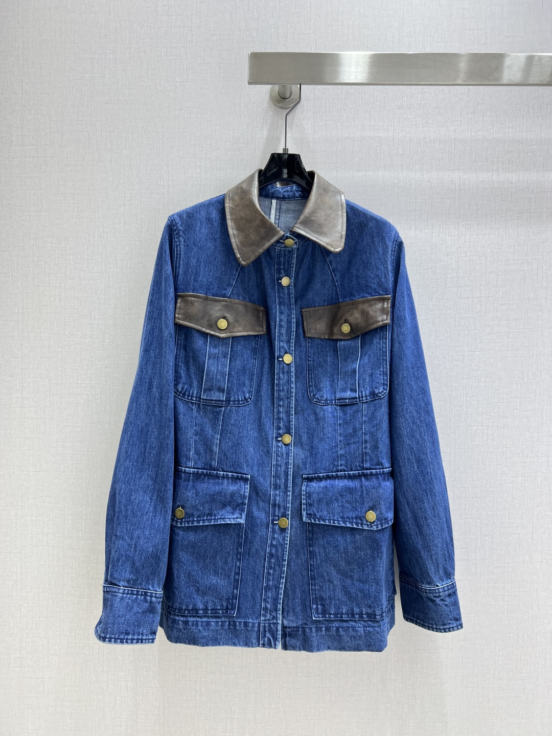 NO:491056,Highly recommended PRA*2025 early autumn new style, pocket denim jacket, high-end product~ Super fashionable new denim jeans, fermented wash, personalized tone, cool and cool, custom-made high-quality twill cotton-washed denim fabric, with delicate texture and natural cotton, with both bone-skinned and soft, fermented wash color is not picky, and the classic color is super beautiful!  The details are super good, new products are unboxed and bought in stock. One color SML code. High quality, prada, jackets & coats, alexander wang19860909强烈推荐 PRA*2025早秋新款 口袋牛仔外套 高版出品~超时髦新款丹宁牛仔 酵洗个性色调上身又酷又飒爽 采用定制高品质斜纹棉质水洗牛仔面料,纹理细腻,棉感自然,既有筋骨感又不失柔软,酵洗色不挑人的经典色,超级漂亮！细节做工超级好,新品现货开箱开抢 一个色 SML码 高品质,,prada,jackets & coats,alexander wang,Women's clothing