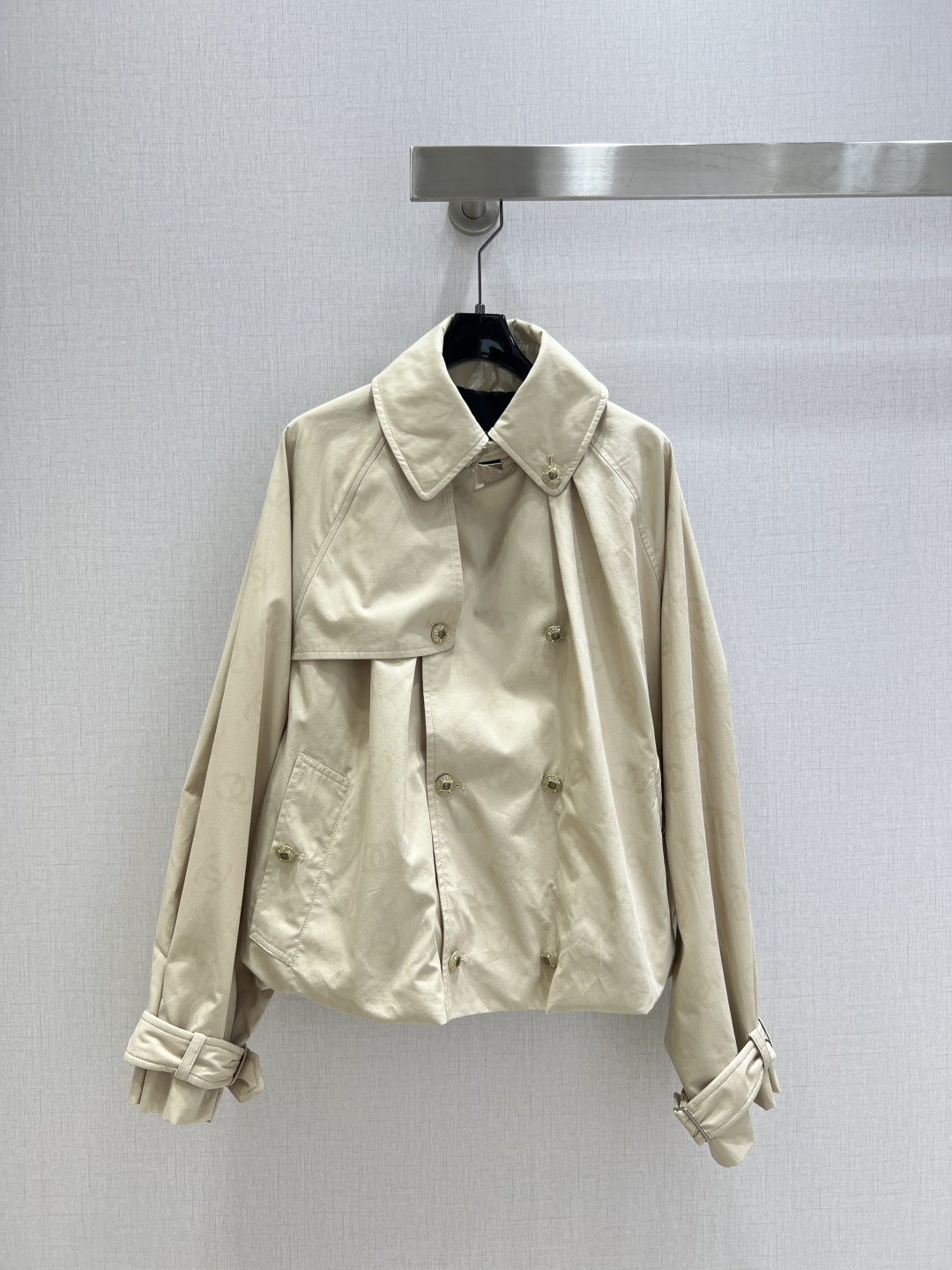 NO:491111,Highly recommended CHA*2025 early autumn new style, short windbreaker jacket [original development, double C dark pattern, water-to-water printing] Fashionable and creative and unique design style, comfortable and excellent texture, you can wear it in a variety of styles by matching it with a shirt or suspender, one color SML code, high-quality A,, jackets & coats, alexander wang19860909强烈推荐 CHA*2025早秋新款 短款风衣外套【原版开发 双C暗纹 遇水显印】时尚创意别致设计款 手感舒适质感非常赞 随意搭配衬衣恤或吊带就可以穿出多种风格 一个色 SML码 高品质A,,jackets & coats,alexander wang,Women's clothing