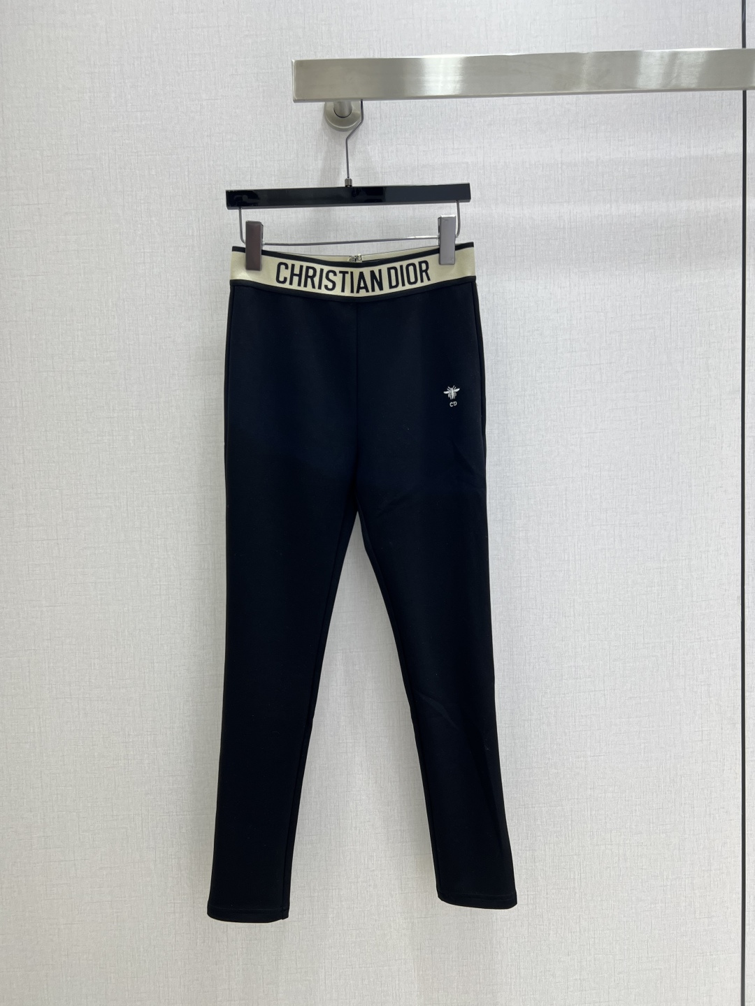 NO:487909,Highly recommended Dio*2025 early autumn new style embroidered bee base trousers elastic letters waist design waist letter decoration high custom imported high-density fabric small bee logo embroidery embroidery basic style versatile artifact One color SML code high quality A, dior, alexander wang19860909强烈推荐 Dio*2025早秋新款 刺绣小蜜蜂打底长裤 松紧字母橡筋腰设计 腰头字母装饰 高定制进口高密度面料 小蜜蜂logo刺绣点缀 基础版型 百搭神器 一个色 SML码 高品质A,,dior,alexander wang,Women's clothing