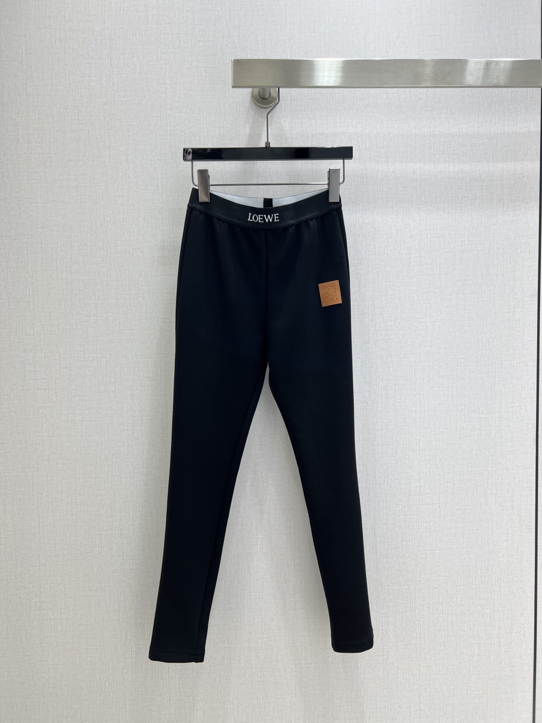 NO:487893,Highly recommended LOE*2025 early autumn new style leather card base trousers, tight and super slim, comfortable and slim and tall!  Super versatile, essential for goddess wardrobe. Come on, one color SML code, high quality, loewe, alexander wang19860909强烈推荐 LOE*2025早秋新款 皮牌打底长裤 紧身超显瘦 舒适好穿上身显瘦又高挑！ 超百搭 女神衣橱必备款.砸单过来吧 一个色 SML码 高品质,,loewe,alexander wang,Women's clothing