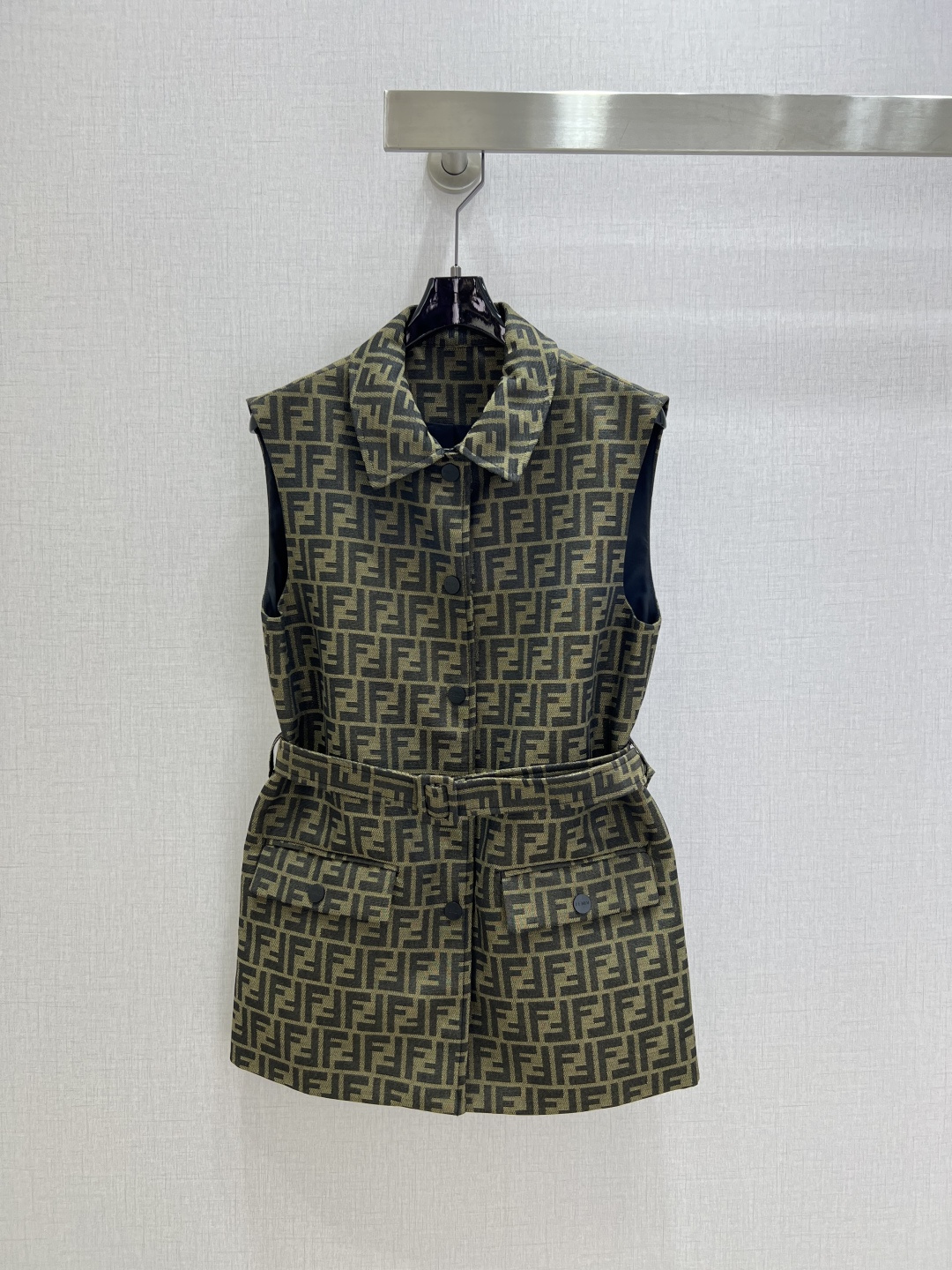 NO:487877,Highly recommended FEN*2025 early autumn new style, old-fashioned sleeveless belt vest jacket, the upper body is full of fashionable and high-end feeling, huge and cool style, with its own aura, very stylish and high-end texture, super positive color, the upper body looks white and slim, the classic series with its own beauty, the upper body is full of aura, the length is just right, one color, SML code, high quality, fendi, jackets & coats, alexander wang19860909强烈推荐 FEN*2025早秋新款 老花无袖腰带马甲外套 上身就是满满的时髦高级感 巨拉风 自带气场 质感很奈斯 时髦又高级 颜色超级正 上身显白又显瘦 自带美感的经典系列 走路都带风上身气场全开 长度恰到好处 一个色 SML码 高品质,,fendi,jackets & coats,alexander wang,Women's clothing