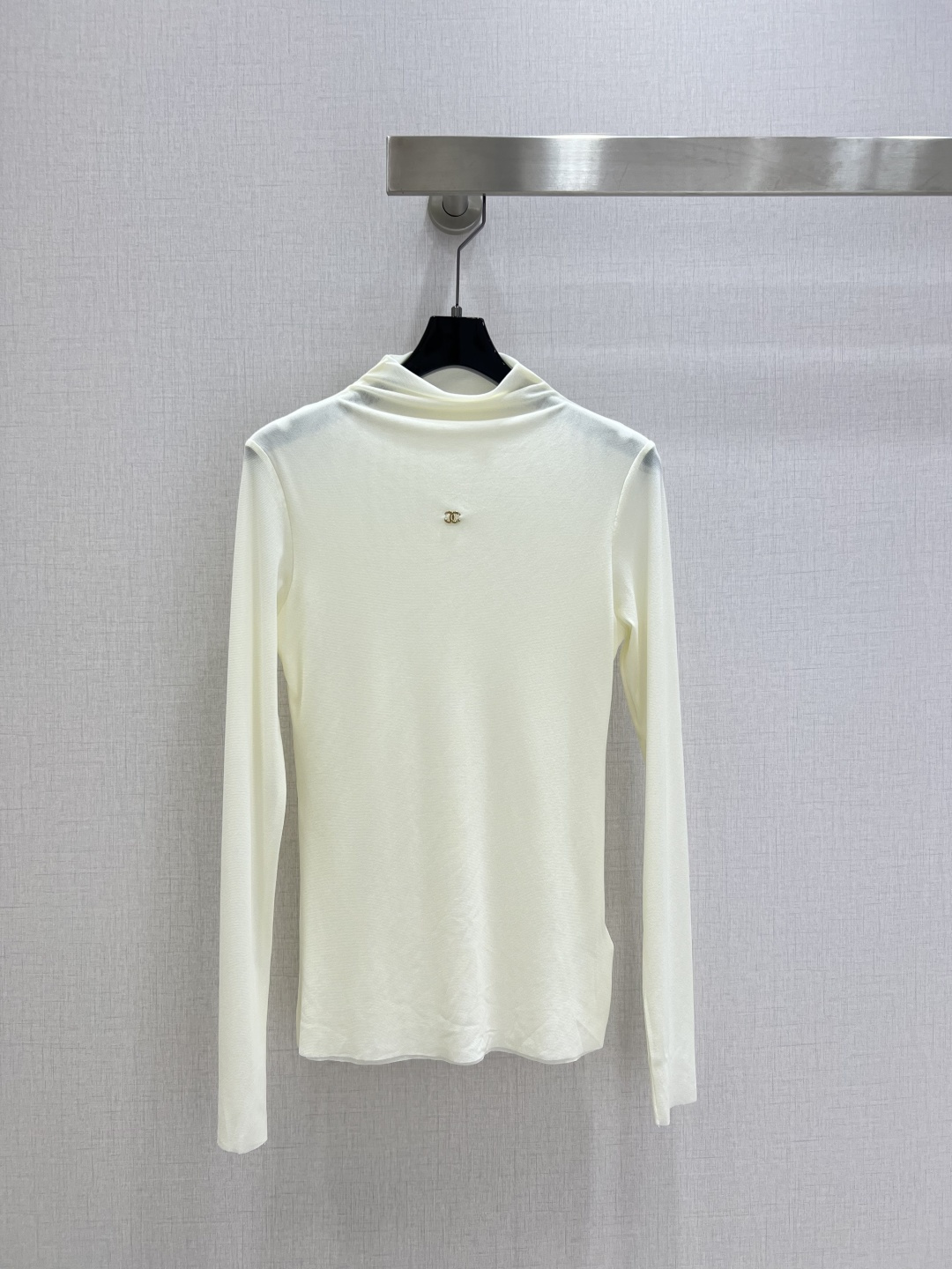 NO:487795,Highly recommended CHA*2025 early autumn new model, metal double C base long-sleeved top, delicate and soft texture, a classic age-reducing item!  The style is not picky about others and looks slim!  The perfect item that is a must-have for white and rich beauty. The texture is excellent and the workmanship is perfect!  Spot stock and grab big orders!  Two colors SML code high quality A, alexander wang19860909强烈推荐 CHA*2025早秋新款 金属双C打底长袖上衣 质感细腻软糯.经典减龄单品！版型不挑人上身巨显瘦！白富美必收的完美单品.质感超赞完美做工品质！现货开抢 大单子甩过来！两个色 SML码 高品质A,,alexander wang,Women's clothing