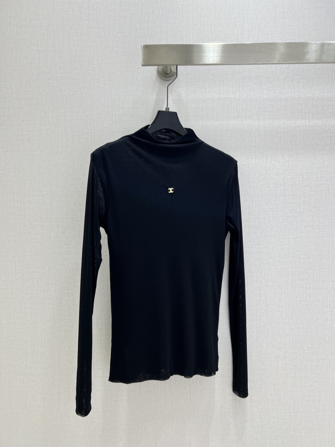 NO:487809,Highly recommended CHA*2025 early autumn new model, metal double C base long-sleeved top, delicate and soft texture, a classic age-reducing item!  The style is not picky about others and looks slim!  The perfect item that is a must-have for white and rich beauty. The texture is excellent and the workmanship is perfect!  Spot stock and grab big orders!  Two colors SML code high-quality, alexander wang19860909强烈推荐 CHA*2025早秋新款 金属双C打底长袖上衣 质感细腻软糯.经典减龄单品！版型不挑人上身巨显瘦！白富美必收的完美单品.质感超赞完美做工品质！现货开抢 大单子甩过来！两个色 SML码 高品,,alexander wang,Women's clothing