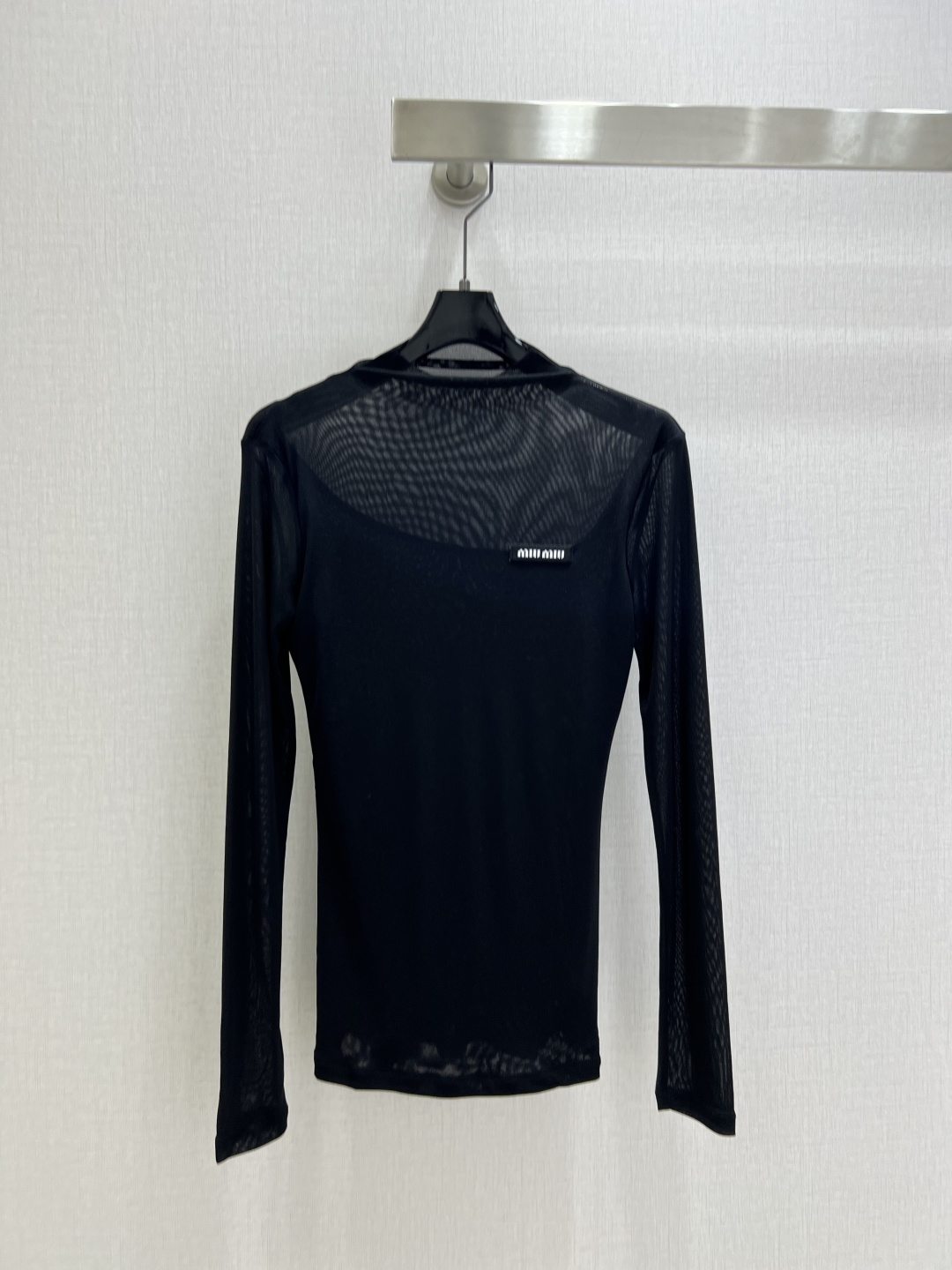 NO:487764,Highly recommended MIU**2025 early autumn new style, small logo base long-sleeved top, delicate and soft texture, a classic age-reducing item!  The style is not picky about others and looks slim!  The perfect item that is a must-have for white and rich beauty. The texture is excellent and the workmanship is perfect!  Spot stock and grab big orders!  Two colors SML code high, miumiu, alexander wang19860909强烈推荐 MIU**2025早秋新款 小标志打底长袖上衣 质感细腻软糯.经典减龄单品！版型不挑人上身巨显瘦！白富美必收的完美单品.质感超赞完美做工品质！现货开抢 大单子甩过来！两个色 SML码 高,,miumiu,alexander wang,Women's clothing