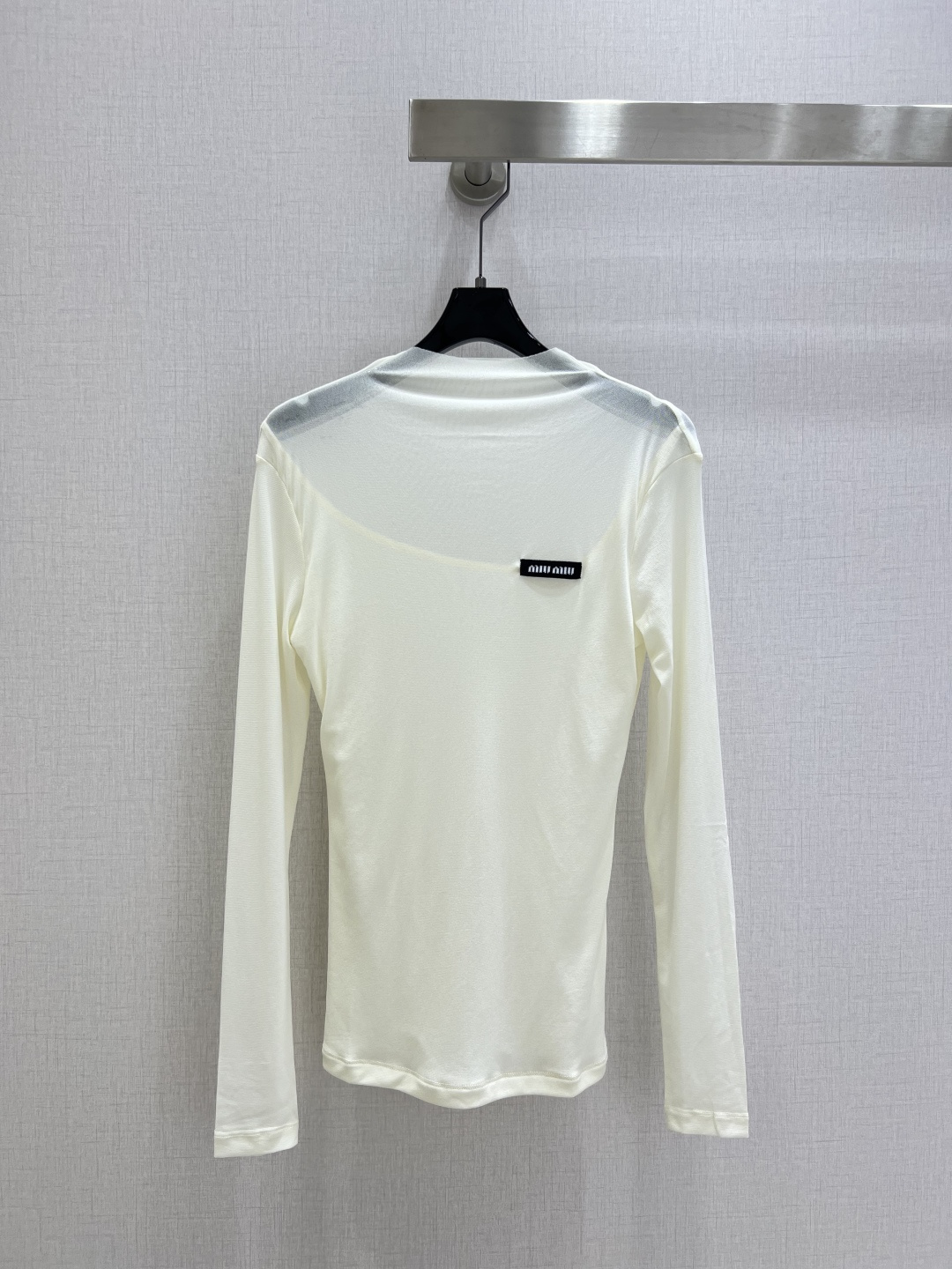 NO:487749,Highly recommended MIU**2025 early autumn new style, small logo base long-sleeved top, delicate and soft texture, a classic age-reducing item!  The style is not picky about others and looks slim!  The perfect item that is a must-have for white and rich beauty. The texture is excellent and the workmanship is perfect!  Spot stock and grab big orders!  Two colors SML codes high-quality, miumiu, alexander wang19860909强烈推荐 MIU**2025早秋新款 小标志打底长袖上衣 质感细腻软糯.经典减龄单品！版型不挑人上身巨显瘦！白富美必收的完美单品.质感超赞完美做工品质！现货开抢 大单子甩过来！两个色 SML码 高品,,miumiu,alexander wang,Women's clothing