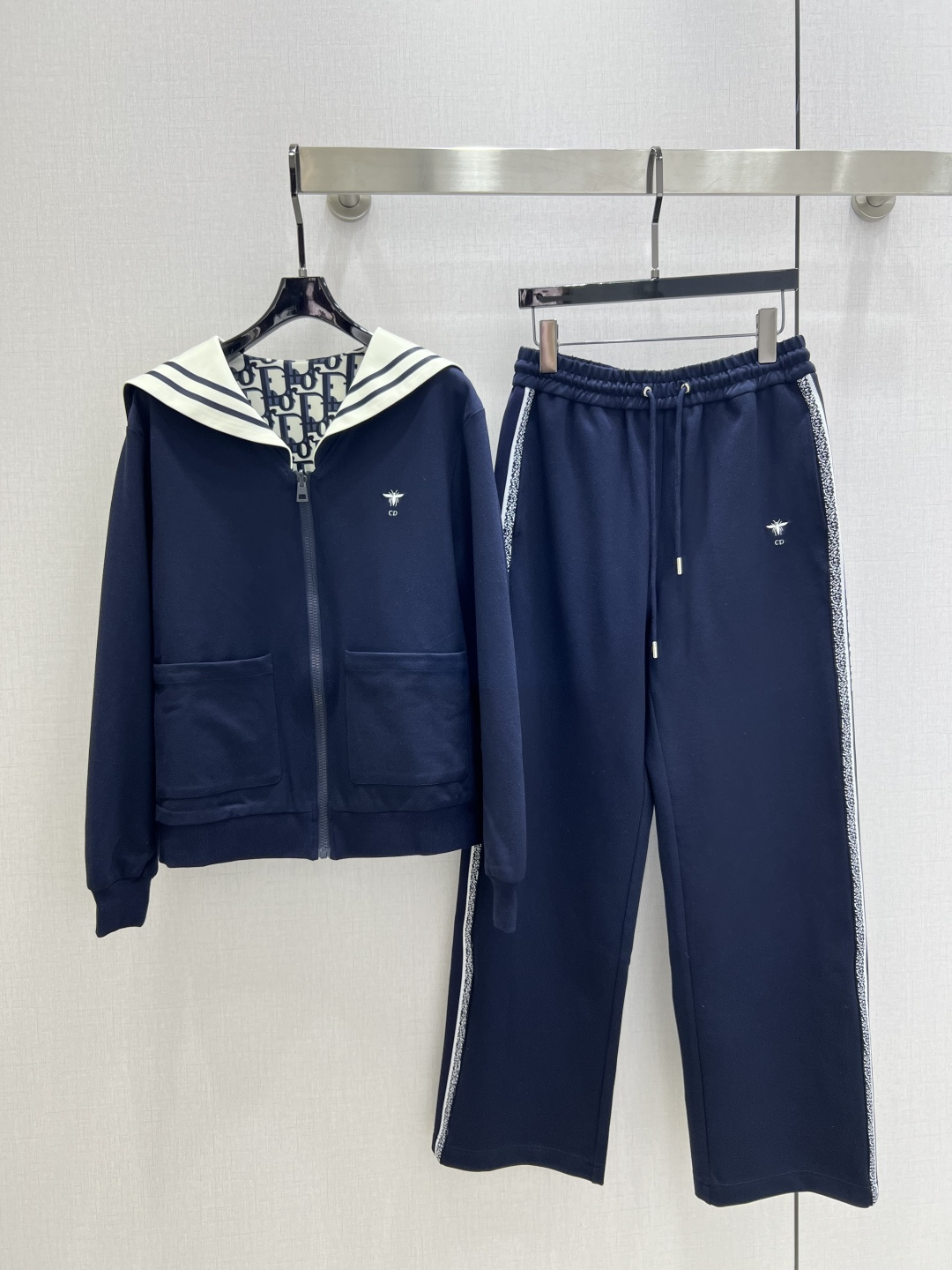 NO:489207,Highly recommended DIO*2025 early autumn new style printed jacket trousers suit jacket double-sided wearable, the upper body looks slim and enhances fashion, and is an elegant and elegant item. A must-have for the wardrobe!  Workmanship quality depends on the details. Big orders are thrown over, two colors, SML codes, high quality,,dior,jackets & coats,alexander wang19860909强烈推荐 DIO*2025早秋新款 印花外套长裤套装 外套双面可穿 上身显瘦又提升时髦度,优雅气质单品.衣橱必备！做工品质看细节. 大单子甩过来 两个色 SML码 高品质,,dior,jackets & coats,alexander wang,Women's clothing