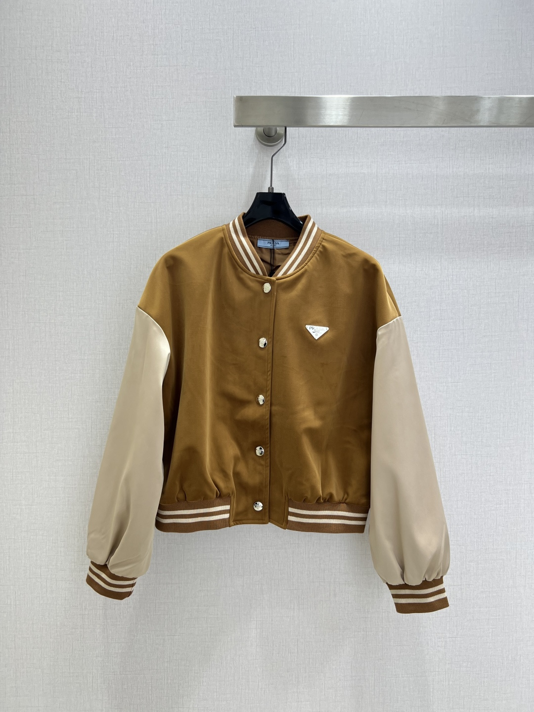 NO:489225,Highly recommended PRA*2025 early autumn new style, contrasting color college style long-sleeved jacket, full of fashion, high-end custom triangle logo, awesome splicing fabric, casual and free!  The color is beautiful and the texture is good!  Exquisite and fashionable Two colors SML code High quality, Prada, Jackets & coats,alexander wang19860909强烈推荐 PRA*2025早秋新款 撞色学院风长袖外套 时髦度爆棚 高级定制三角标专属Logo 绝绝子的拼接面料 随性洒脱！不旦颜色美,质感也敲好！精致又时尚 两个色 SML码 高品质,,prada,jackets & coats,alexander wang,Women's clothing