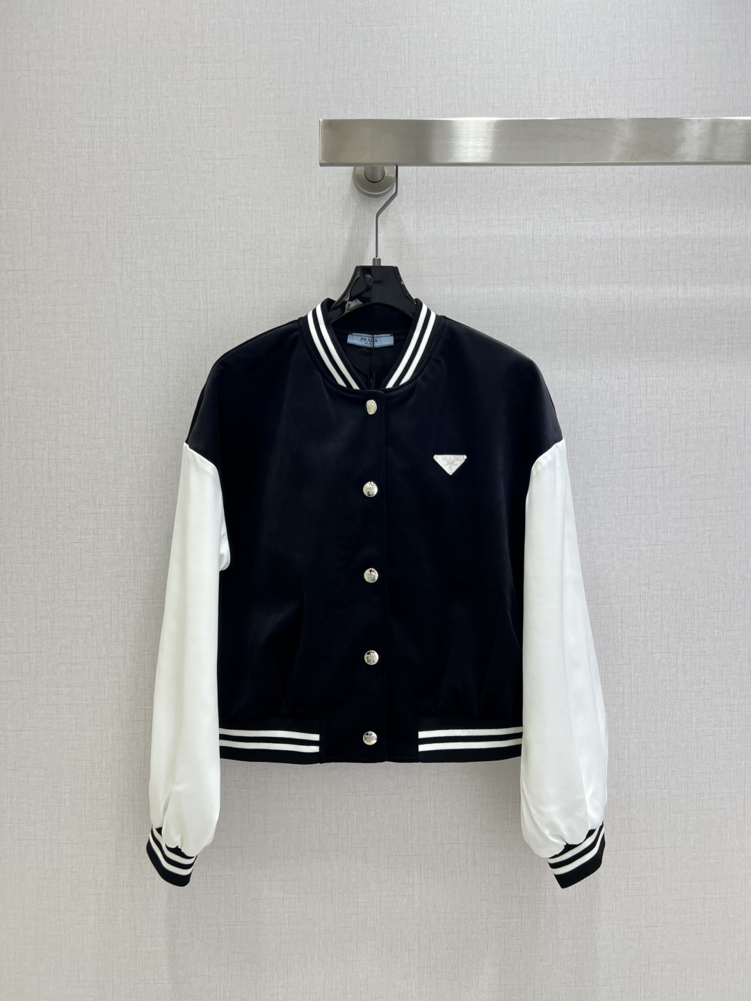 NO:489236,Highly recommended PRA*2025 early autumn new style, contrasting color college style long-sleeved jacket, full of fashion, high-end custom triangle logo, awesome splicing fabric, casual and free!  The color is beautiful and the texture is good!  Exquisite and fashionable Two colors SML codes High-quality, Prada, Jackets & coats, Alexander wang19860909强烈推荐 PRA*2025早秋新款 撞色学院风长袖外套 时髦度爆棚 高级定制三角标专属Logo 绝绝子的拼接面料 随性洒脱！不旦颜色美,质感也敲好！精致又时尚 两个色 SML码 高品,,prada,jackets & coats,alexander wang,Women's clothing