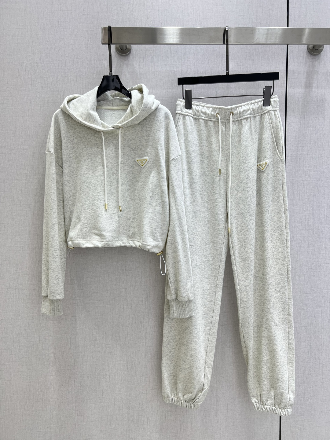 NO:489248,Highly recommended PRA*2025 early autumn new style, hooded sweatshirt and trousers set, thin fabric, slim on the upper body and enhance the fashionableness, elegant temperament, a must-have for the wardrobe!  Workmanship quality depends on details. Two colors SML code high quality, prada, hoodie, sweatshirts, hats, alexander wang19860909强烈推荐 PRA*2025早秋新款 连帽卫衣长裤套装 轻薄面料 上身显瘦又提升时髦度,优雅气质,衣橱必备！做工品质看细节.两个色 SML码 高品质,,prada,hoodie,sweatshirts,hats,alexander wang,Women's clothing