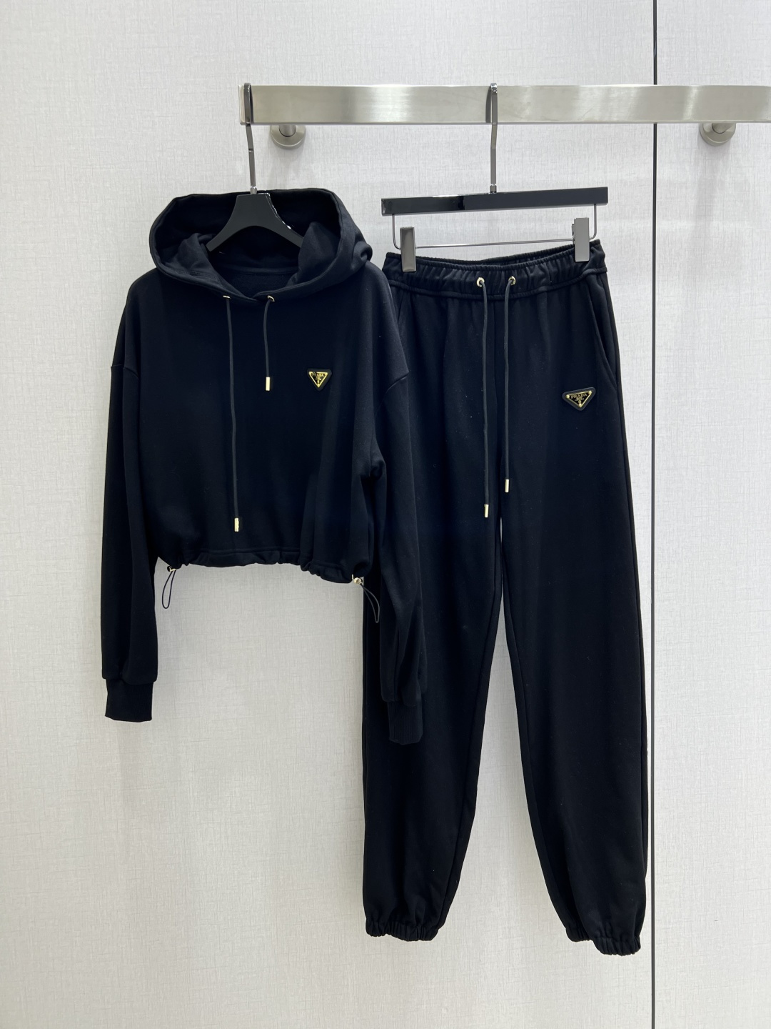 NO:489260,Highly recommended PRA*2025 early autumn new style, hooded sweatshirt and trousers set, thin fabric, slim on the upper body and enhance the fashionableness, elegant temperament, a must-have for the wardrobe!  Workmanship quality depends on details. Two colors SML code high quality, prada, hoodie, sweatshirts, hats, alexander wang19860909强烈推荐 PRA*2025早秋新款 连帽卫衣长裤套装 轻薄面料 上身显瘦又提升时髦度,优雅气质,衣橱必备！做工品质看细节.两个色 SML码 高品质,,prada,hoodie,sweatshirts,hats,alexander wang,Women's clothing