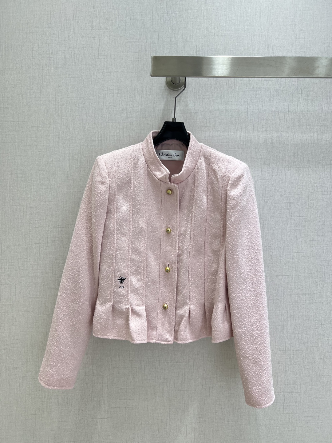 NO:491090,Highly recommended DIO*2025 early autumn new style, stand-up collar-breasted lotus leaf swing jacket, high-end and fashionable macaron color scheme, customized CD pearl buckle, three-dimensional tailoring style, making the upper body look slim!  Retro and fashionable temperament, a young girlish style. A must-have high-end item for white, rich and beautiful things!  Perfect workmanship quality depends on the details. Highly recommended to keep your own model. Two colors SML codes. High quality, dior, jackets & coats, alexander wang19860909强烈推荐 DIO*2025早秋新款 立领排扣荷叶摆外套 高级又时髦的马卡龙配色 定制CD珍珠扣 立体剪裁版型上身显瘦绝绝子！复古又时髦气质减龄少女风.白富美必备高级单品！完美做工品质看细节.强烈推荐自留款 两个色 SML码 高品质,,dior,jackets & coats,alexander wang,Women's clothing