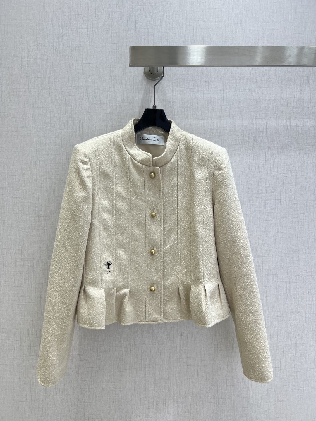 NO:491074,Highly recommended DIO*2025 early autumn new style, stand-up collar-breasted lotus leaf swing jacket, high-end and fashionable macaron color scheme, customized CD pearl buckle, three-dimensional tailoring style, making the upper body look slim!  Retro and fashionable temperament, a young girlish style. A must-have high-end item for white, rich and beautiful things!  Perfect workmanship quality depends on the details. Highly recommended to keep your own model. Two colors SML codes. High-quality products, dior, jackets & coats, alexander wang19860909强烈推荐 DIO*2025早秋新款 立领排扣荷叶摆外套 高级又时髦的马卡龙配色 定制CD珍珠扣 立体剪裁版型上身显瘦绝绝子！复古又时髦气质减龄少女风.白富美必备高级单品！完美做工品质看细节.强烈推荐自留款 两个色 SML码 高品,,dior,jackets & coats,alexander wang,Women's clothing