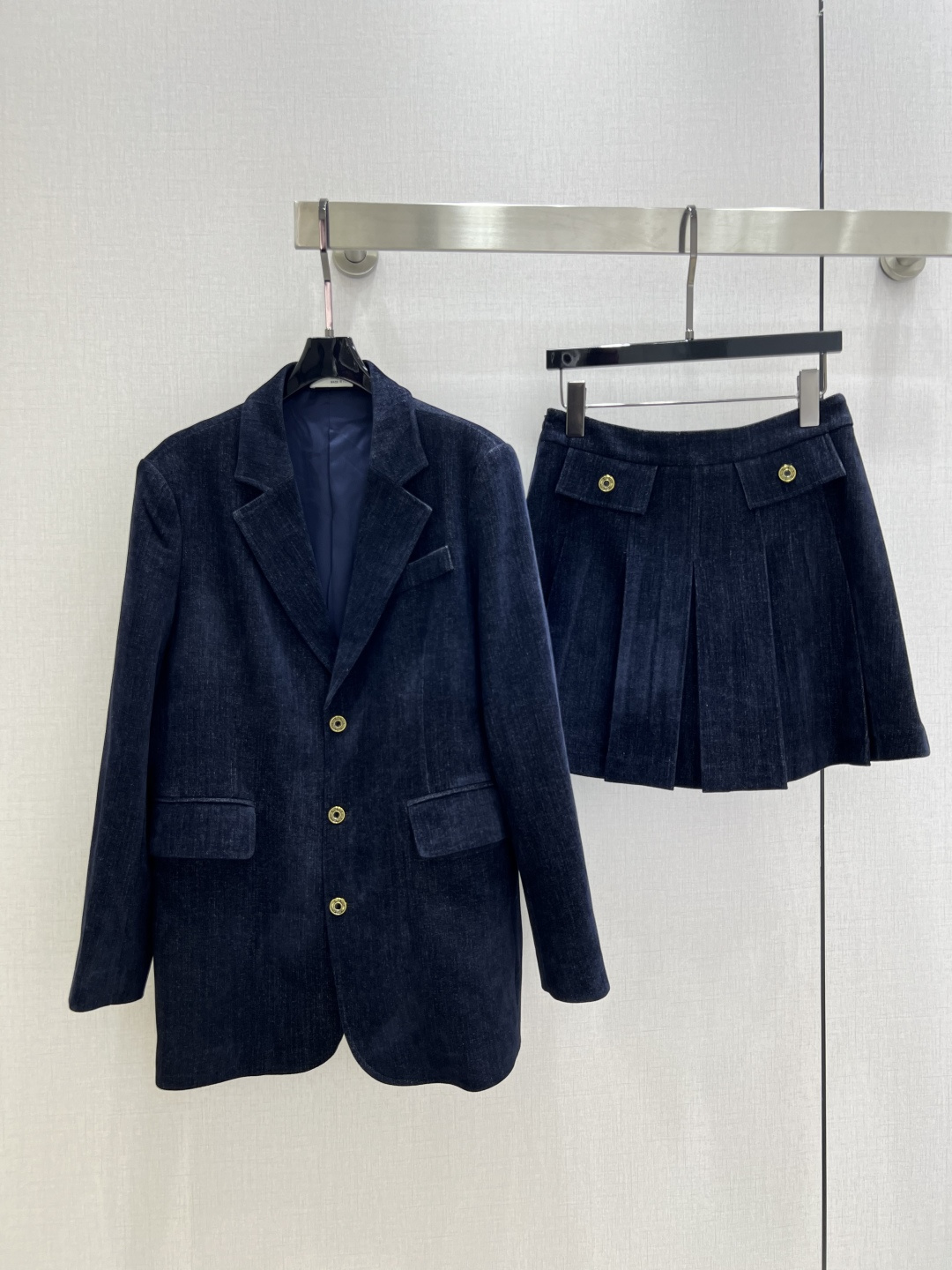 NO:491106,Highly recommended MIU*2025 early autumn new style suit pleated skirt suit simple and atmospheric very high-end imported texture carefully looking at the details The color is super straight and the upper body is very cool, clean and elegant, improve temperament~~Full according to the level of high-quality ready-made clothing, you can't help but love it. A must-have for temperament MM. A color SML code. High quality,,miumiu, skirts, business suit, alexander wang19860909强烈推荐 MIU*2025早秋新款 西装压褶半裙套装 简洁大气 非常高级的进口质地 仔细看细节 颜色超正上身非常飒爽 干净有品 提气质~~完全按照高定成衣水准 无法不爱 气质MM必入 一个色 SML码 高品质,,miumiu,skirts,business suit,alexander wang,Women's clothing