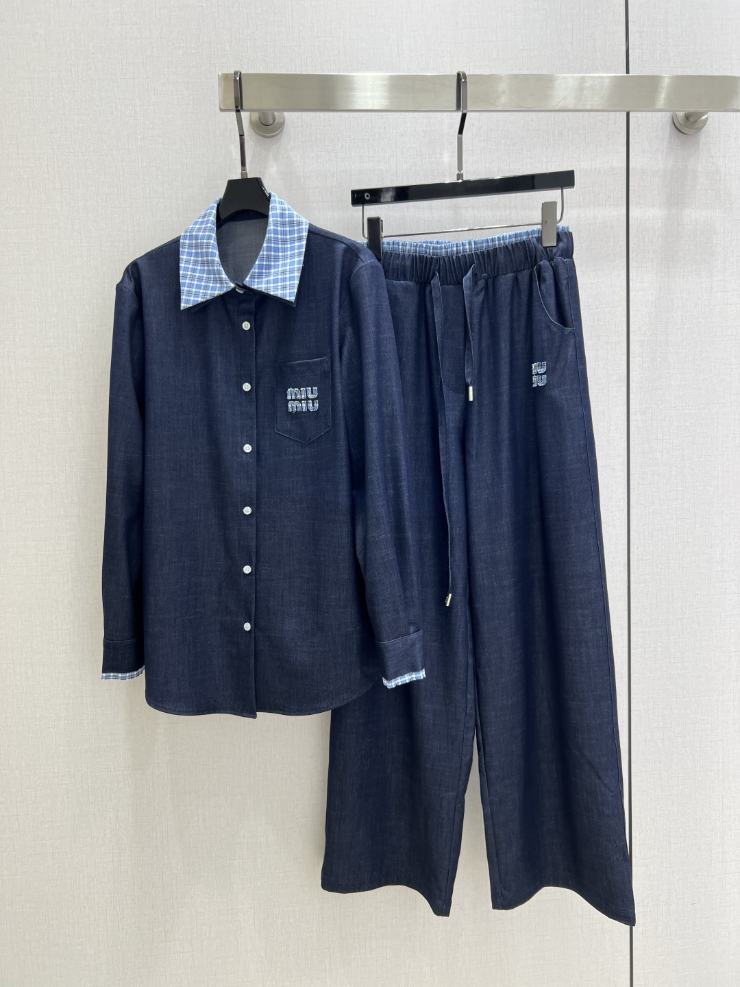 NO:491113,Highly recommended MIU*2025 early autumn new style, spliced ​​plaid long-sleeved shirt, plaid embroidered wide-leg trousers, separate batches, slimming the upper body and improving fashion, elegant and elegant single item. A must-have for the wardrobe!  Workmanship quality depends on the details. One color SML code high-quality lining, miumiu,shirts,alexander wang19860909强烈推荐 MIU*2025早秋新款 拼接格纹长袖衬衫格纹刺绣阔腿长裤 分开批 上身显瘦又提升时髦度,优雅气质单品.衣橱必备！做工品质看细节.一个色 SML码 高品质衬,,miumiu,shirts,alexander wang,Women's clothing