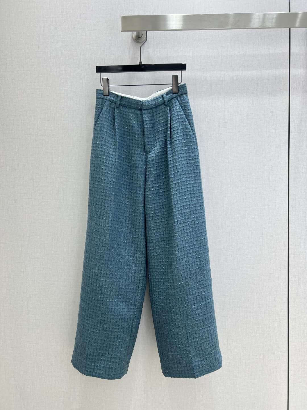 NO:493050,Highly recommended CHA*2025 early autumn new style, tweed braided trousers, high-end custom plaid tweed fabric, retro blue tone tweed fabric, comfortable and light on the upper body, high-end luxury classic H-shaped style, matched with round neck single buckle design, double pockets on both sides, sleeves with double C logo metal buckles, and the color is very eye-catching, the upper body looks very fashionable, elegant, retro and beautiful!  Easy to control daily commuting, one color SML code, high-quality ABC, alexander wang19860909强烈推荐 CHA*2025早秋新款 粗花呢编织长裤 高级定制格纹粗花呢面料 复古蓝色调调粗花呢编织面料上身舒适轻盈 高级奢华经典H版型 搭配圆领单粒扣设计 两侧饰有双口袋 袖子配以双C logo金属扣装饰颜色很亮眼 上身显得非常时尚优雅复古又美丽！日常通勤也轻松驾驭 一个色 SML码 高品质ABC,,alexander wang,Women's clothing