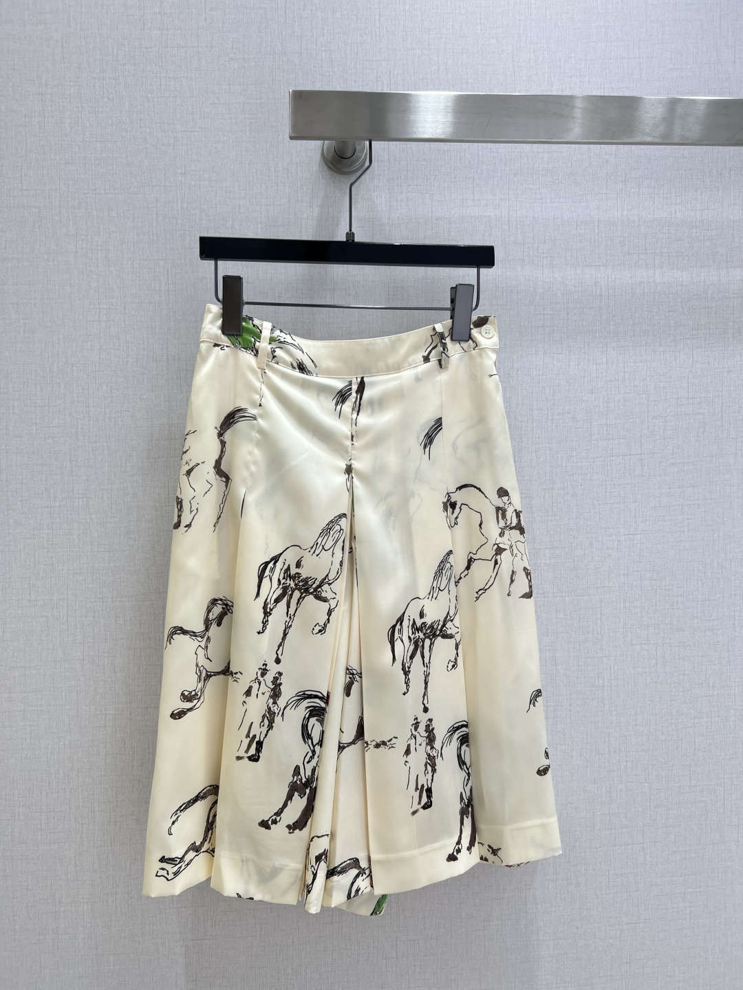 NO:493084,Highly recommended LP*2025 early autumn new style, animal print long-sleeved shirt retro pleated skirt, separate batches, can be used as a style, everyone can control the style, daily commuting wear is very OK, full of small details is too important. The workmanship is exquisite, age-reducing fashion, good HOLD living style, deep in the heart of fairies, soft and textured, classic work, one color, SML code, high-quality skirt ABC,,loro piano, skirts,shirts,alexander wang19860909强烈推荐 LP*2025早秋新款 动物印花长袖衬衫复古压褶半裙 分开批 可A可乖的风格,版型属于谁都好驾驭的,日常通勤穿什么的都是很OK的,满满小细节太加分了.做工精致 减龄时尚 好HOLD住造型 深得仙女心 柔软有质感 经典之作 一个色 SML码 高品 半裙ABC,,loro piana,skirts,shirts,alexander wang,Women's clothing