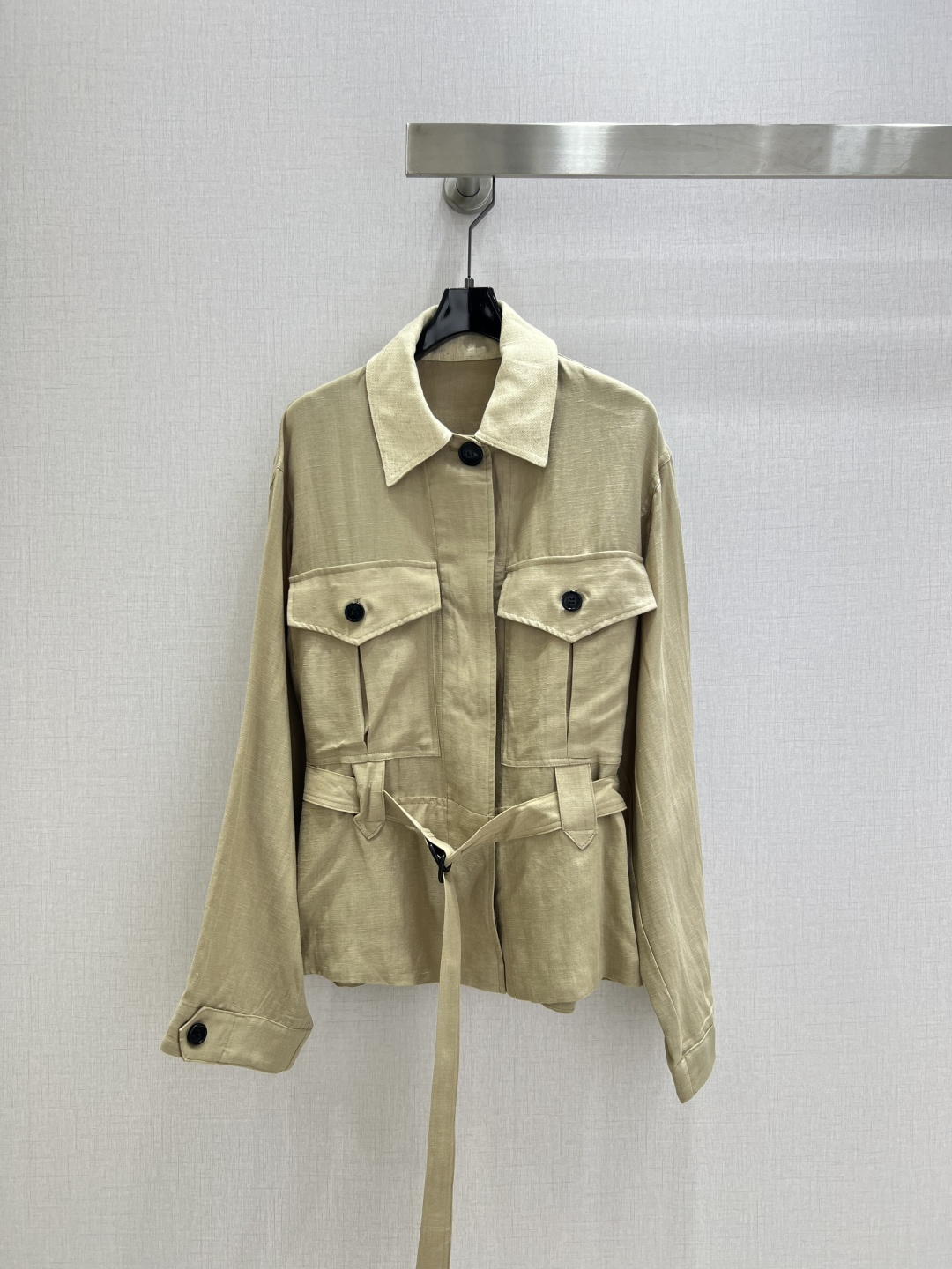 NO:494546,Highly recommended LP*2025 autumn and winter new style, literary lapel contrast collar linen trench coat, exquisite and loose style, not picky about people or figure, the upper body is lazy and neat, waist-hugging lace design shows the proportions, one color SMLXL code, high-quality ABC,,loro piano, jackets & coats,alexander wang19860909强烈推荐 LP*2025秋冬新款 文艺感翻领撞色领亚麻风衣外套,精致宽松版型 不挑人不挑身材,上身即慵懒又很利落 收腰系带设计超显比例 一个色 SMLXL码 高品质ABC,,loro piana,jackets & coats,alexander wang,Women's clothing