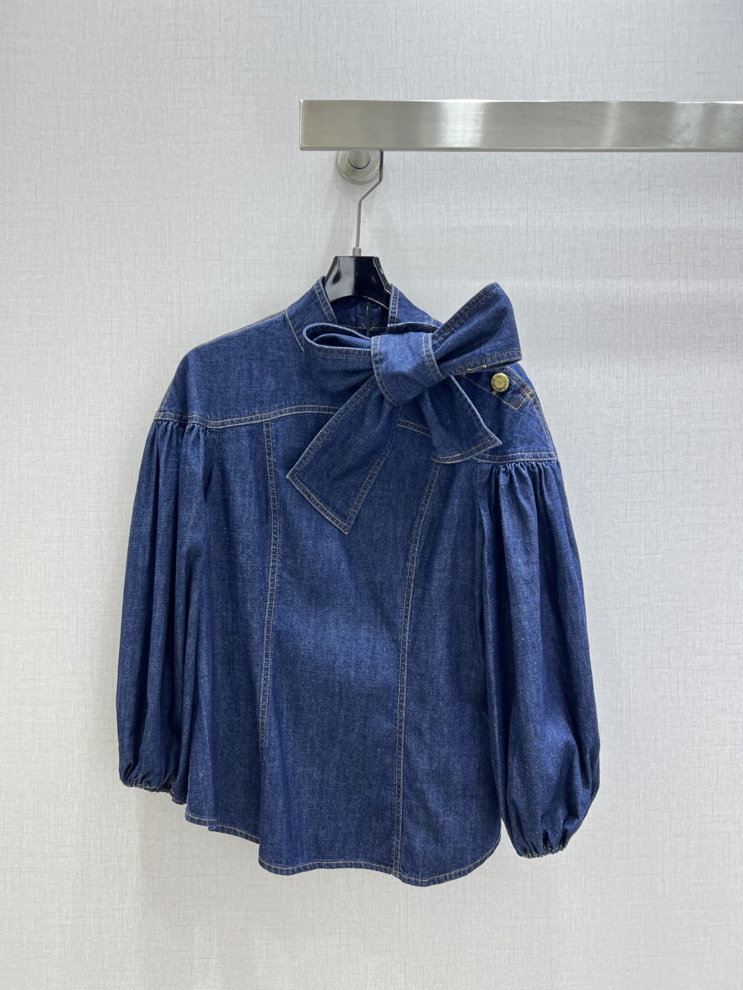 NO:493051,Highly recommended ZIM*2025 early autumn new product, lace-up denim short-sleeved top, original color denim fashionable and exquisite item, lantern sleeve design lace-up style playful, cute, sweet, salt-reducing item!  One color SML code high quality ABC, T-shirt,alexander wang19860909强烈推荐 ZIM*2025早秋新品 系带牛仔短袖上衣,原色丹宁牛仔时髦精单品,灯笼袖设计系带版型俏皮可爱可甜可盐减龄单品！一个色 SML码 高品质ABC,,T-shirt,alexander wang,Women's clothing