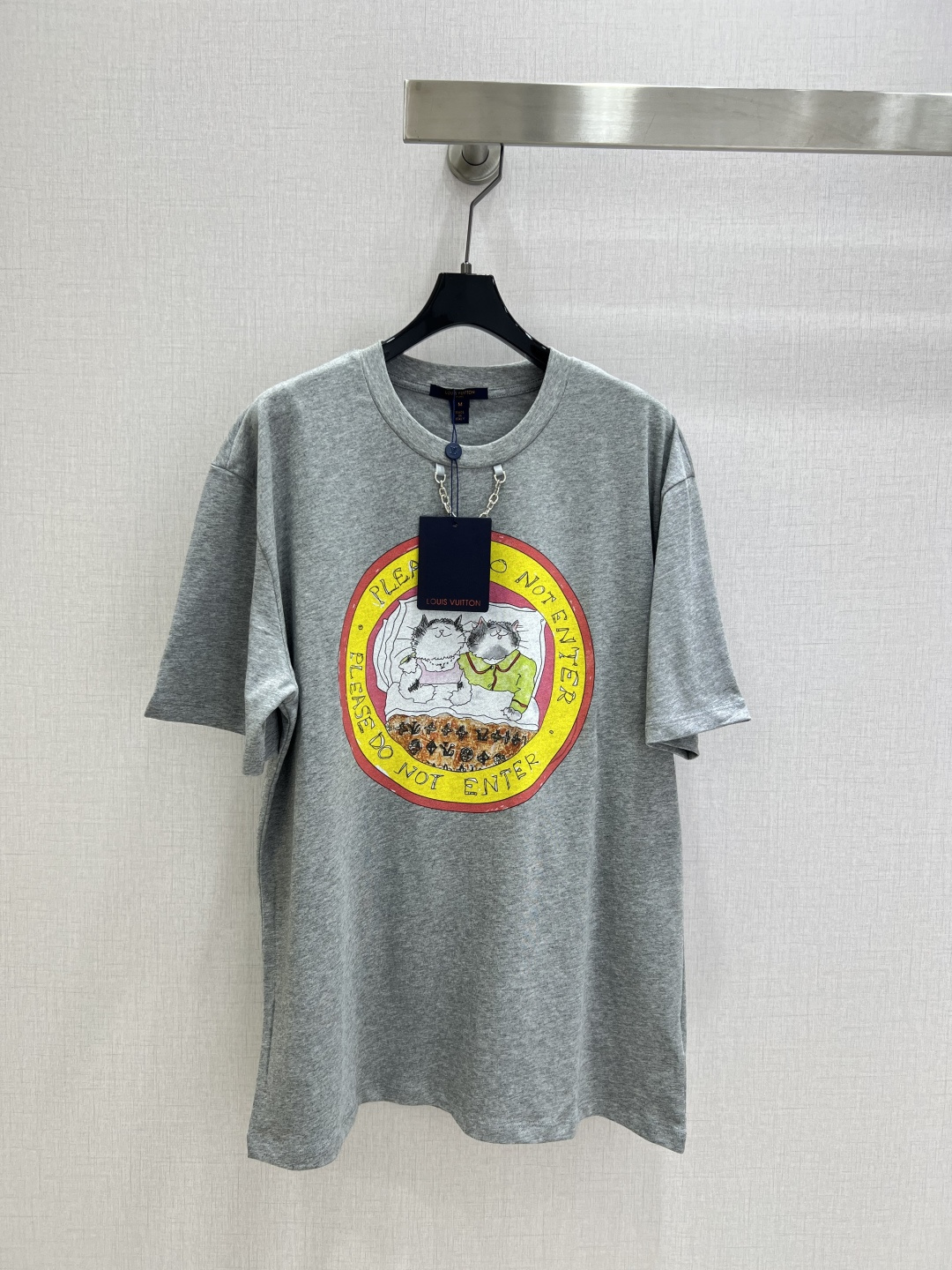 NO:493061,Highly recommended LV*2025 early autumn new style, chain round neck printed short-sleeved T-shirt, customized YB twill cotton, breathable and comfortable, full texture, loose short-sleeved T-shirt cut, highlighting the brand style, made of gram-weight pure cotton, full of drape, presenting a slimming visual effect, using printing technology to restore the color on the chest, key colors create a round outer contour three-dimensional sense, inner illustration style kitten sleeping hand-painted floral brand logo pattern, echoing the neckline printed letter chain, let the fashionable and high-end feel immediately, create a personal style, fashionable and relaxed, single wear inner wear, stylish and fashionable Customized surface accessories, accurate version, high-version, two colors, SML code, high-quality ABC,,louis vuitton, T-shirt,tees, t-shirt,alexander wang19860909强烈推荐 LV*2025早秋新款 链条圆领印花短袖T恤 定制YB斜纹全棉材质 透气舒适 质感十足 宽松短袖T恤裁剪 凸显品牌格调 采用克重纯棉制成 垂坠感十足 呈现显瘦视觉效果 胸前利用印花工艺还原色彩 重点色打造圆形外轮廓立体感 内里插画风格的小猫睡觉手绘花体品牌徽标图案 与领口印刻字母链条呼应 让时尚高级感立刻显现 打造个性风格 时髦松弛 单穿内搭都出彩时髦 定制面辅料 认准版本 高版本 两个色 SML码 高品质ABC,,louis vuitton,T-shirt,tees，t-shirt,alexander wang,Women's clothing