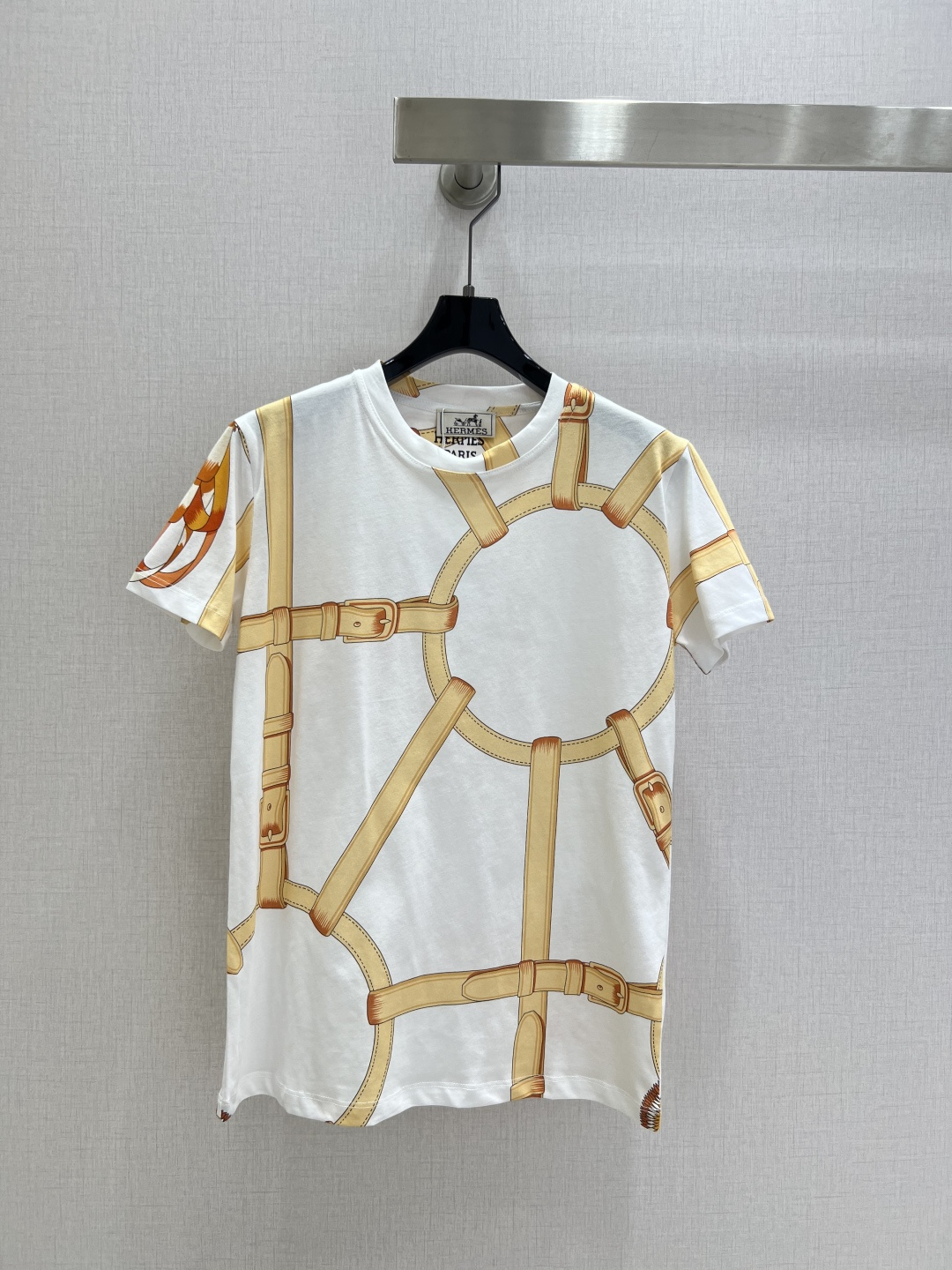 NO:493090,Highly recommended HER*2025 early autumn new round neck buckle printed short-sleeved T-shirt Customized YB mercerated cotton material breathable and comfortable, full texture Regular short-sleeved T-shirt cutting highlights the brand style Made of gram-weight pure cotton, slightly elastic, and slimming visual effect The whole body is decorated with classic orange-red belt pendant belt buckle printed pattern, misaligned irregular distribution makes it more personal and fashionable The brand's own simple and fashionable feeling is instantly revealed, single wear inner wear is outstanding and fashionable Customized surface accessories, accurate version High version One color SML code High-quality ABC,, T-shirt,tees, t-shirt,alexander wang19860909强烈推荐 HER*2025早秋新款 圆领链扣印花短袖T恤 定制YB丝光全棉材质 透气舒适 质感十足 常规短袖T恤裁剪 凸显品牌格调 采用克重纯棉制成 略带有弹力 呈现显瘦视觉效果 通体装点经典橙红色系皮带吊坠带扣印花图案 错位不规则分布更显个性时髦 品牌自带的简约时尚感立现 单穿内搭都出彩时髦 定制面辅料 认准版本 高版本 一个色 SML码 高品质ABC,,T-shirt,tees，t-shirt,alexander wang,Women's clothing