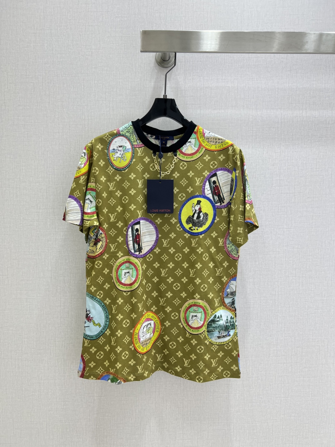 NO:493047,Highly recommended LV*2025 early autumn new style badge printed short-sleeved T-shirt Customized YB mercerated cotton material texture gloss breathable and comfortable Regular T-shirt cutting highlights the brand style Made of gram-weight pure cotton slightly elastic, giving a slim visual effect Black edge on the neckline with metal letter chains as design highlights Four-leaf clover letter printed pattern base logo badge elements Slack and fashionable Show high-end style Customized surface accessories Accurate version High version One color SML code High-quality ABC,,louis vuitton,T-shirt,tees,t-shirt,alexander wang19860909强烈推荐 LV*2025早秋新款 徽章印花短袖T恤 定制YB丝光全棉材质 质感光泽 透气舒适 常规T恤裁剪 凸显品牌格调 采用克重纯棉制成 略带有弹力 呈现显瘦视觉效果 领口黑色包边以金属字母链条作设计亮点 四叶草字母印花图案打底徽标徽章元素 松弛而时髦 彰显高级格调 定制面辅料 认准版本 高版本 一个色 SML码 高品质ABC,,louis vuitton,T-shirt,tees，t-shirt,alexander wang,Women's clothing