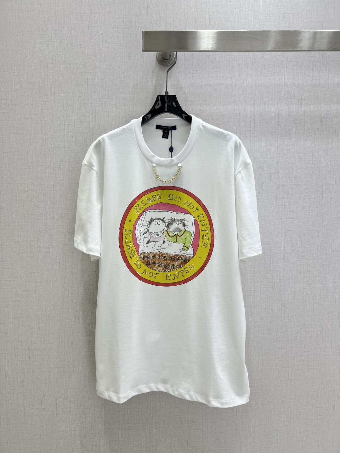 NO:493075,Highly recommended LV*2025 early autumn new style, chain round neck printed short-sleeved T-shirt, customized YB twill cotton, breathable and comfortable, full texture, loose short-sleeved T-shirt cut, highlighting the brand style, made of gram-weight pure cotton, full of drape, presenting a slimming visual effect, using printing technology to restore the color on the chest, key colors create a round outer contour three-dimensional sense, inner illustration style kitten sleeping hand-painted floral brand logo pattern, echoing the neckline printed letter chain, let the fashionable and high-end feel immediately, create a personal style, fashionable and relaxed, single wear inner wear, stylish and fashionable Customized surface accessories, accurate version, high-version, two colors, SML code, high-quality ABC,,louis vuitton, T-shirt,tees, t-shirt,alexander wang19860909强烈推荐 LV*2025早秋新款 链条圆领印花短袖T恤 定制YB斜纹全棉材质 透气舒适 质感十足 宽松短袖T恤裁剪 凸显品牌格调 采用克重纯棉制成 垂坠感十足 呈现显瘦视觉效果 胸前利用印花工艺还原色彩 重点色打造圆形外轮廓立体感 内里插画风格的小猫睡觉手绘花体品牌徽标图案 与领口印刻字母链条呼应 让时尚高级感立刻显现 打造个性风格 时髦松弛 单穿内搭都出彩时髦 定制面辅料 认准版本 高版本 两个色 SML码 高品质ABC,,louis vuitton,T-shirt,tees，t-shirt,alexander wang,Women's clothing
