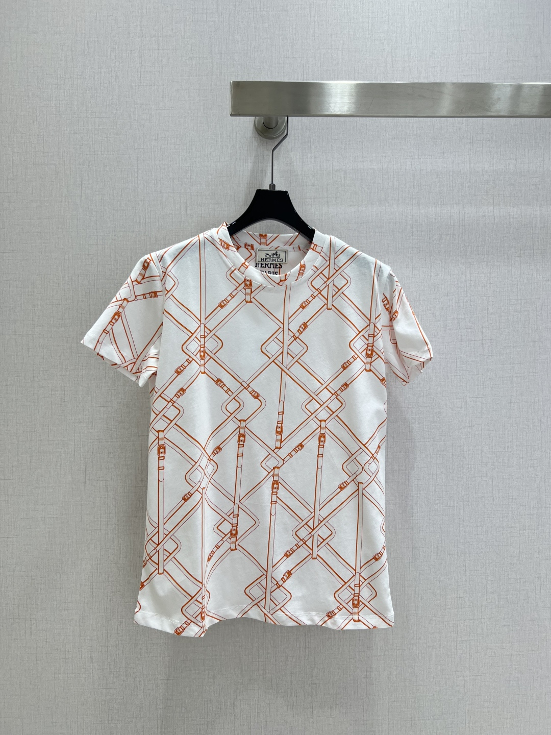 NO:493103,Highly recommended HER*2025 early autumn new style round neck buckle printed short-sleeved T-shirt Customized YB mercerated cotton material breathable and comfortable, full texture Regular short-sleeved T-shirt cutting highlights the brand style Made of gram-weight pure cotton with a slight elasticity Presents a slim visual effect The whole body is decorated with orange-red tethered buckle printed patterns The irregular distribution makes it more personal and fashionable The brand's own simple and fashionable feeling is instantly presented. The inner wear is unique and fashionable. Customized surface accessories. Accurate version. High version. One color. SML code. High-quality ABC,,T-shirt,tees,t-shirt,alexander wang.19860909强烈推荐 HER*2025早秋新款 圆领链扣印花短袖T恤 定制YB丝光全棉材质 透气舒适 质感十足 常规短袖T恤裁剪 凸显品牌格调 采用克重纯棉制成 略带有弹力 呈现显瘦视觉效果 通体装点橙红色系链扣带印花图案 错位不规则分布更显个性时髦 品牌自带的简约时尚感立现 单穿内搭都出彩时髦 定制面辅料 认准版本 高版本 一个色 SML码 高品质ABC,,T-shirt,tees，t-shirt,alexander wang,Women's clothing