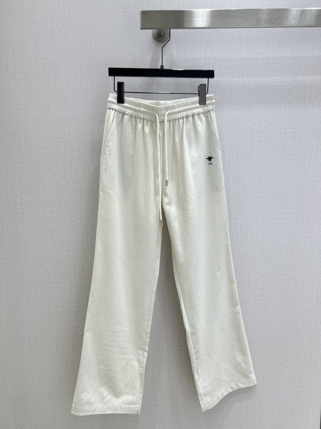 NO:492749,Highly recommended DIO* early autumn new style, straight-leg trousers with small bee embroidered straight trousers with great comfort. There is no reason to refuse it. The style of Ke AKI, everyday commuting, everything is OK, and it is not picky for occasions. The design is unique, the sense of layering is richer, and the small details are too important. Two colors SML code, high-quality ABC,,dior,alexander wang19860909强烈推荐 DIO*早秋新款 麻料小蜜蜂刺绣直筒长裤 舒适度极强 没有理由可以拒绝它.可A可飒的风格,日常通勤穿什么的都是很OK的,不挑场合的.设计独特 层次感更加丰富,满满小细节太加分了 两个色 SML码 高品质ABC,,dior,alexander wang,Women's clothing