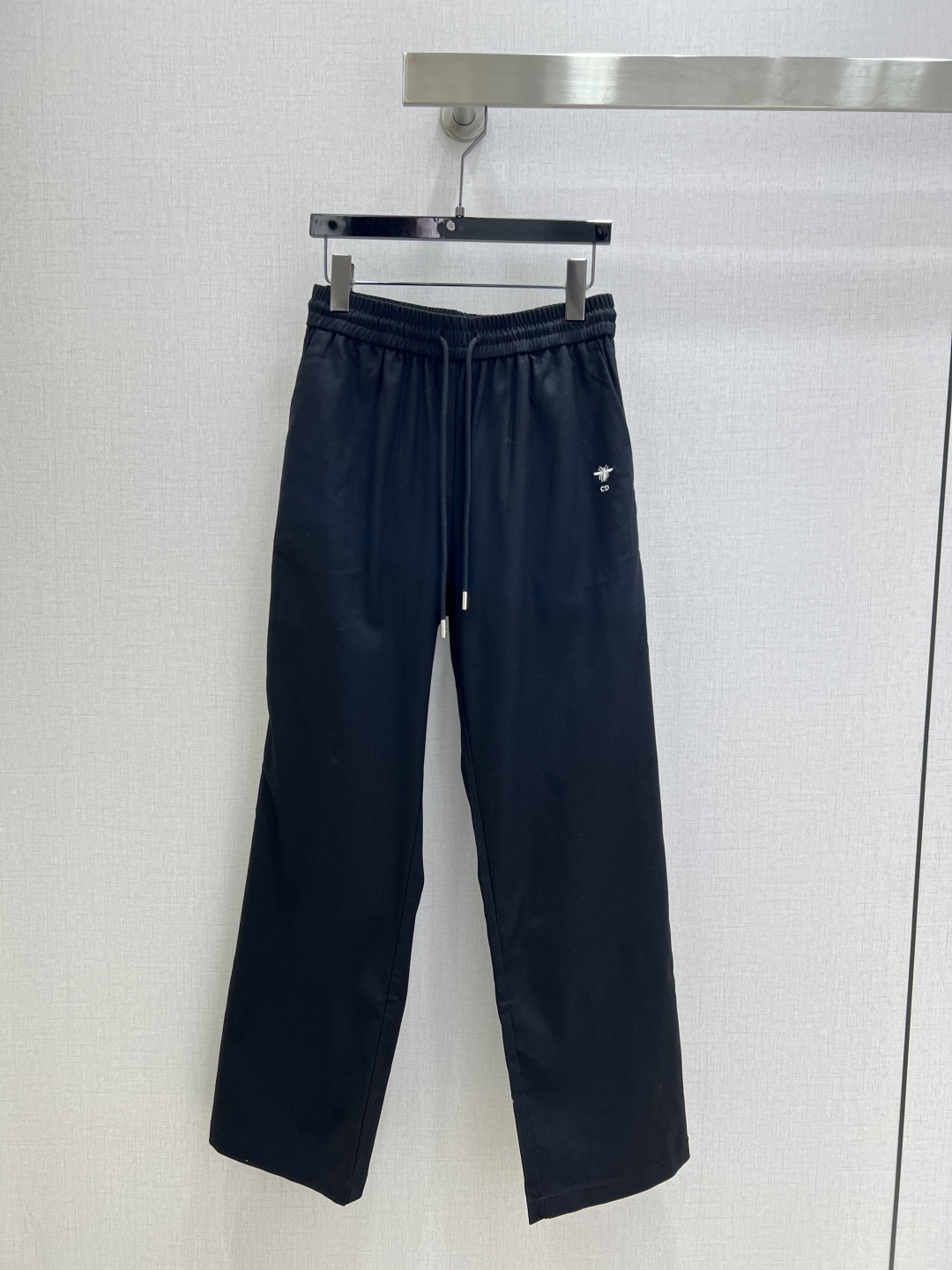 NO:492763,Highly recommended DIO* early autumn new style, straight-leg trousers with small bee embroidered straight trousers with great comfort. There is no reason to refuse it. The style of Ke AKI, everyday commuting, everything is OK, and it is not picky for occasions. The design is unique, the sense of layering is richer, and the small details are too important. Two colors SML code, high-quality ABC,,dior,alexander wang19860909强烈推荐 DIO*早秋新款 麻料小蜜蜂刺绣直筒长裤 舒适度极强 没有理由可以拒绝它.可A可飒的风格,日常通勤穿什么的都是很OK的,不挑场合的.设计独特 层次感更加丰富,满满小细节太加分了 两个色 SML码 高品质ABC,,dior,alexander wang,Women's clothing