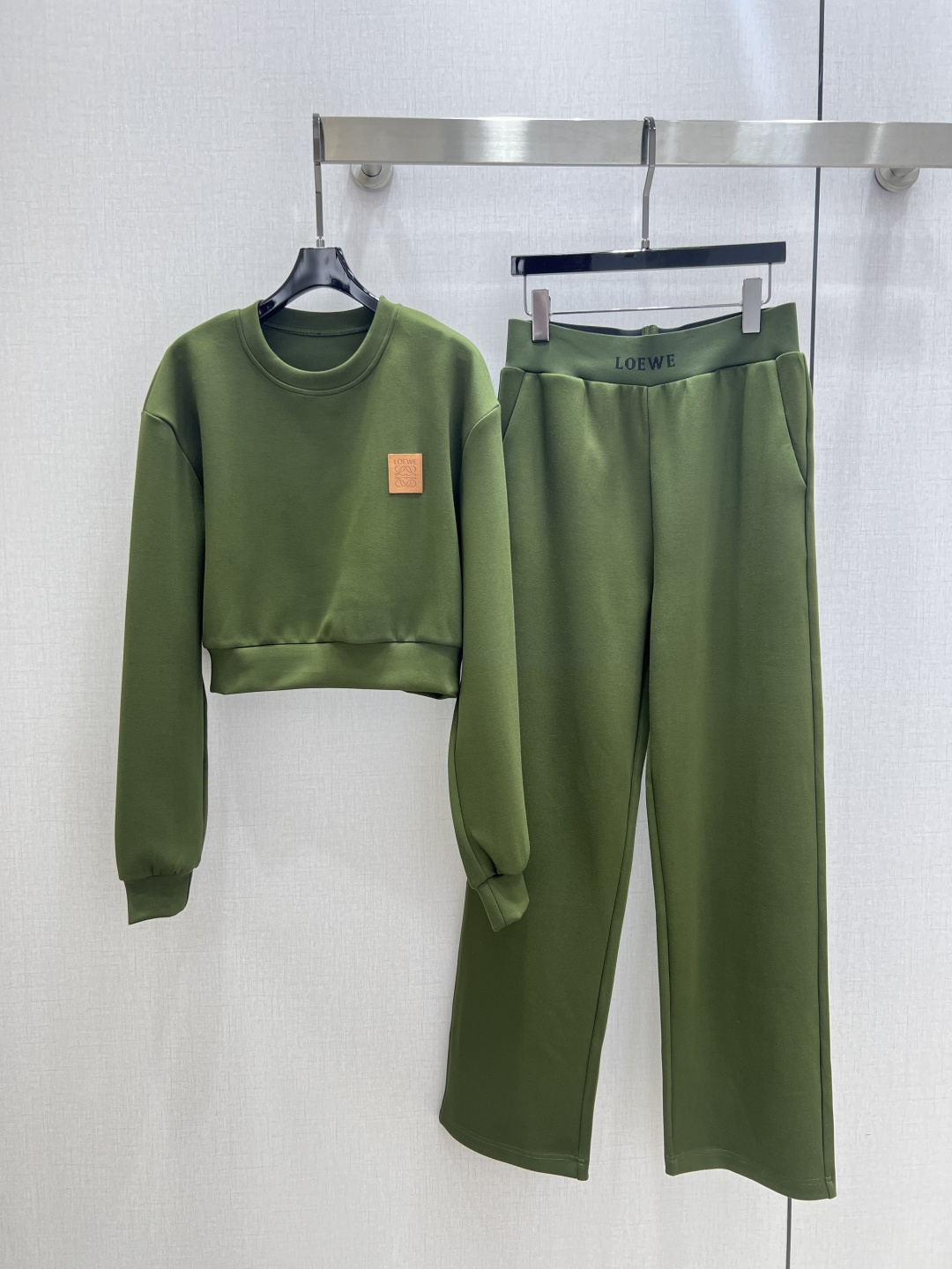 NO:492772,Highly recommended LOE* early autumn new air-layer leather brand set Low-key luxury three-dimensional tailoring Simplified line design Noble and elegant yet gentle and intellectual temperament Imported special materials Micro-elastic soft and comfortable It will be amazing when you receive it The custom fabric is super texture Two colors SML code High-quality ABC,,loewe,alexander wang19860909强烈推荐 LOE*早秋新款 空气层皮牌套装 低调奢华立体剪裁 精简线条感设计 高贵典雅又尽显温柔知性的气质 进口特殊材质 微弹柔软舒适 收到手会很惊艳 定制面料质感超赞 两个色 SML码 高品质ABC,,loewe,alexander wang,Women's clothing