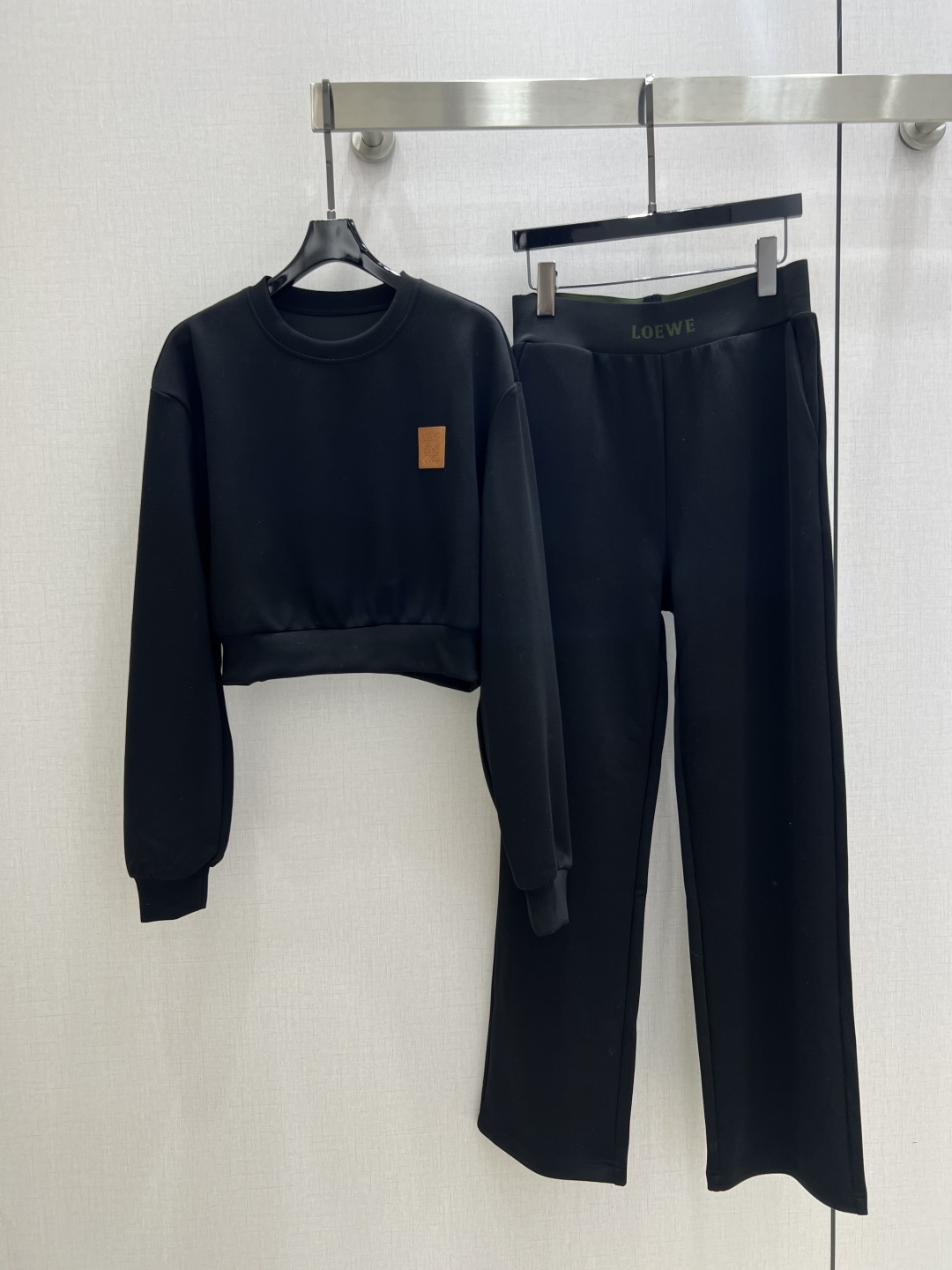 NO:492787,Highly recommended LOE* early autumn new air-layer leather brand set Low-key luxury three-dimensional tailoring Simplified line design Noble and elegant yet gentle and intellectual temperament Imported special materials Micro-elastic soft and comfortable It will be amazing when you receive it The custom fabric is super texture Two colors SML code High-quality ABC,,loewe,alexander wang19860909强烈推荐 LOE*早秋新款 空气层皮牌套装 低调奢华立体剪裁 精简线条感设计 高贵典雅又尽显温柔知性的气质 进口特殊材质 微弹柔软舒适 收到手会很惊艳 定制面料质感超赞 两个色 SML码 高品质ABC,,loewe,alexander wang,Women's clothing