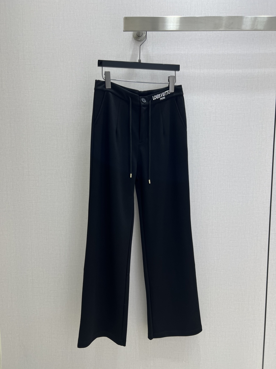 NO:499792,Highly recommended LV*2025 early autumn new style, air-layer embroidered letters straight trousers, extremely comfortable, there is no reason to refuse it. Ke A Ke Sa style, daily commuting wear is very OK, not picky for occasions. The design is unique, the sense of layering is richer, and the small details are too important. Two colors SML code, high-quality ABC,,louis vuitton,alexander wang19860909强烈推荐 LV*2025早秋新款 空气层刺绣字母直筒长裤 舒适度极强 没有理由可以拒绝它.可A可飒的风格,日常通勤穿什么的都是很OK的,不挑场合的.设计独特 层次感更加丰富,满满小细节太加分了 两个色 SML码 高品质ABC,,louis vuitton,alexander wang,Women's clothing