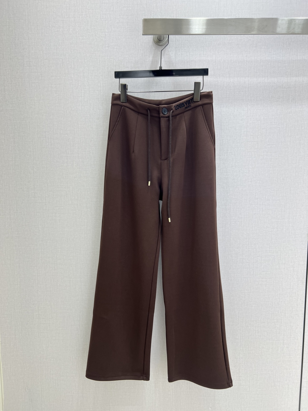 NO:499800,Highly recommended LV*2025 early autumn new style, air-layer embroidered letters straight trousers, extremely comfortable, there is no reason to reject it. Ke AKI Sa's style, everyday commuting wear is very OK, not picky about occasions. The design is unique, the sense of layering is richer, and the small details are too important. Two colors SML code, high-quality ABC,,louis vuitton,alexander wang19860909强烈推荐 LV*2025早秋新款 空气层刺绣字母直筒长裤 舒适度极强 没有理由可以拒绝它.可A可飒的风格,日常通勤穿什么的都是很OK的,不挑场合的.设计独特 层次感更加丰富,满满小细节太加分了 两个色 SML码 高品质ABC,,louis vuitton,alexander wang,Women's clothing