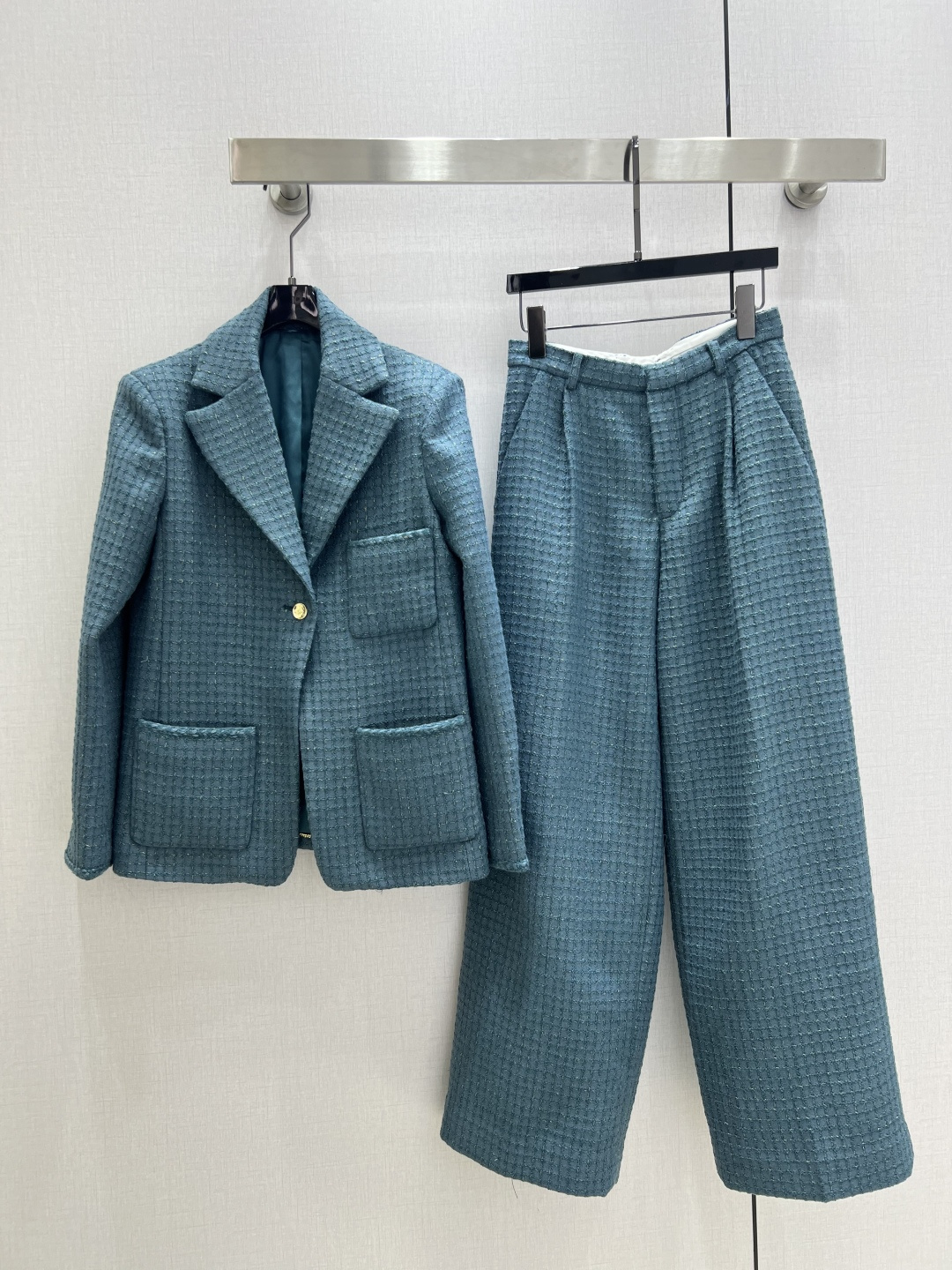 NO:493057,Highly recommended CHA*2025 early autumn new style, lapel suit jacket, high-end custom plaid tweed fabric, retro blue tone tweed fabric, comfortable and light on the upper body, high-end luxury classic H-shaped model, matched with round neck single buckle design, double pockets on both sides, sleeves with double C logo metal buckle, decorative color is very eye-catching, the upper body looks very fashionable, elegant, retro and beautiful!  Easy to control a color for daily commuting SML code High-quality ABC, Jackets & coats, business suit, alexander wang19860909强烈推荐 CHA*2025早秋新款 翻领西装外套 高级定制格纹粗花呢面料 复古蓝色调调粗花呢编织面料上身舒适轻盈 高级奢华经典H版型 搭配圆领单粒扣设计 两侧饰有双口袋 袖子配以双C logo金属扣装饰颜色很亮眼 上身显得非常时尚优雅复古又美丽！日常通勤也轻松驾驭一个色 SML码 高品质ABC,,jackets & coats,business suit,alexander wang,Women's clothing