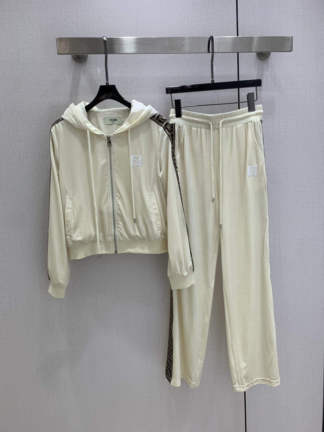 NO:494692,Highly recommended FEN*2025 early autumn new style hooded spliced ​​trousers suit New style velvet suit that everyone can control. High-density fashionable casual style Vintage handsome medieval style fits comfort and fashionable dual needs to be integrated into every daily outfit scene. Playful and age-reducing design elements Two colors SML code High-quality ABC, fendi, hats, alexander wang19860909强烈推荐 FEN*2025早秋新款 连帽拼接长裤套装 新款 人人都能驾驭的丝绒套装.高密度时髦休闲风 Vintage帅气 中古风 贴合舒适与时髦的双需求能融入每个日常的穿搭场景中.俏皮减龄充满元气的设计元素 两个色 SML码 高品质ABC,,fendi,hats,alexander wang,Women's clothing