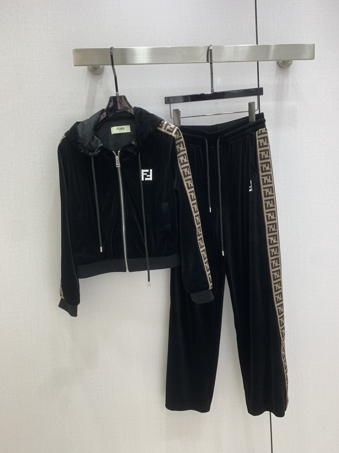 NO:494699,Highly recommended FEN*2025 early autumn new style hooded spliced ​​trousers suit New style velvet suit that everyone can control. High-density fashionable casual style Vintage handsome medieval style fits comfort and fashionable dual needs to be integrated into every daily outfit scene. Playful and age-reducing design elements Two colors SML code High-quality ABC, fendi, hats, alexander wang19860909强烈推荐 FEN*2025早秋新款 连帽拼接长裤套装 新款 人人都能驾驭的丝绒套装.高密度时髦休闲风 Vintage帅气 中古风 贴合舒适与时髦的双需求能融入每个日常的穿搭场景中.俏皮减龄充满元气的设计元素 两个色 SML码 高品质ABC,,fendi,hats,alexander wang,Women's clothing