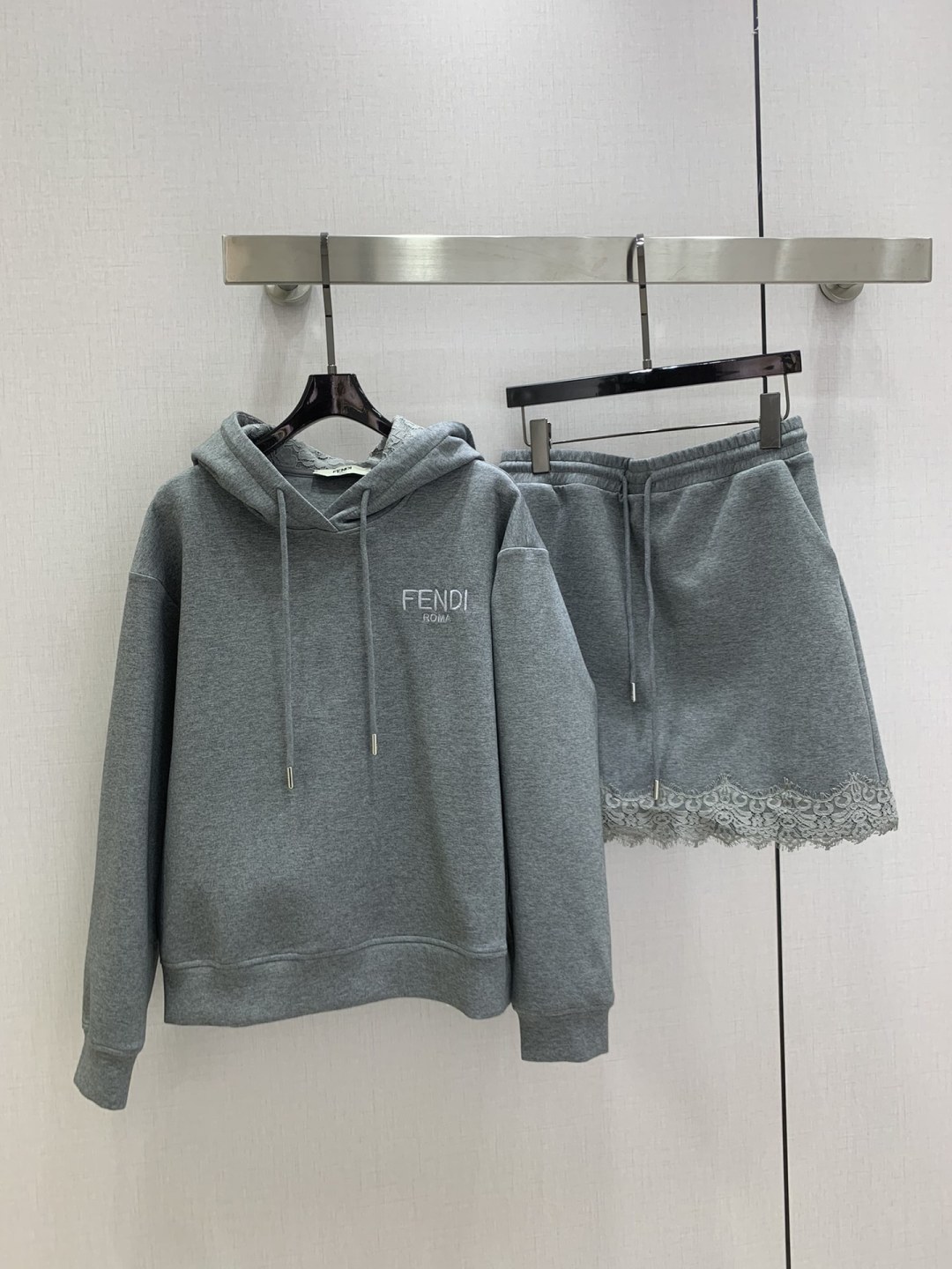 NO:496270,Highly recommended FEN*2025 early autumn new style, hooded lace skirt suit, space cotton fabric, extremely comfortable, there is no reason to refuse it. Ke A Ke Sa style, daily commuting wear is very OK, not picky about occasions. The design is unique, the sense of layering is richer, and the small details are too important. One color SML code, high-quality ABC, fendi, skirts, hats, alexander wang19860909强烈推荐 FEN*2025早秋新款 连帽蕾丝半裙套装 太空棉面料 舒适度极强 没有理由可以拒绝它.可A可飒的风格,日常通勤穿什么的都是很OK的,不挑场合的.设计独特 层次感更加丰富,满满小细节太加分了 一个色 SML码 高品质ABC,,fendi,skirts,hats,alexander wang,Women's clothing