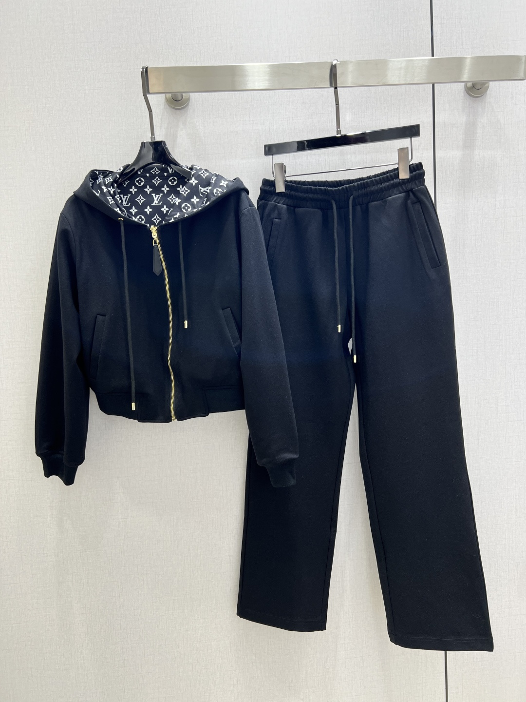 NO:499827,Highly recommended LV*2025 early autumn new style, hooded drawstring trousers set, jacket double-sided wearable, print effect, Vintage handsome, medieval style, slimming and improving fashion, retro and elegant temperament items. Must-have in the wardrobe!  Workmanship quality depends on details. Two colors SML code High-quality ABC, louis vuitton, jackets & coats,hats,alexander wang19860909强烈推荐 LV*2025早秋新款 连帽抽绳长裤套装 外套双面可穿 印花效果 Vintage帅气 中古风,显瘦又提升时髦度,复古优雅气质单品.衣橱必备！做工品质看细节.两个色 SML码 高品质ABC,,louis vuitton,jackets & coats,hats,alexander wang,Women's clothing