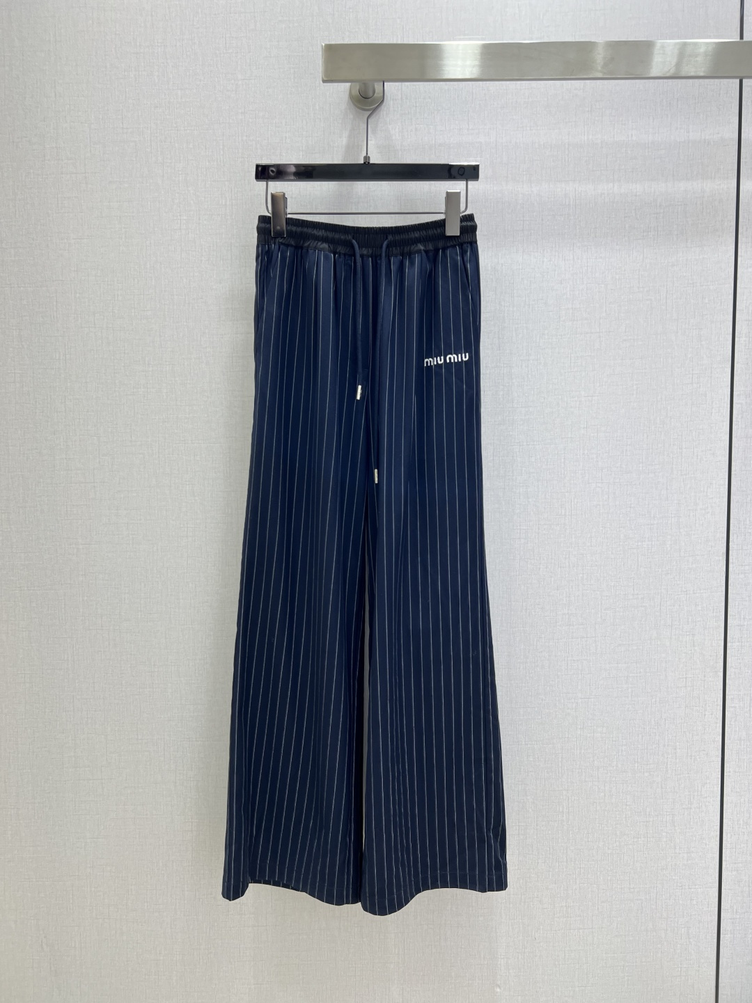 NO:499857,Highly recommended MIU*2025 early autumn new style striped suit trousers very high-end imported texture. Look carefully at the details. The upper body is very cool, clean and elegant, and improve temperament~~ completely according to the level of high-quality ready-to-wear. You can't help but love it. A must-have item for temperament MM. One color SML code. High-quality ABC,,miumiu,business suit,alexander wang19860909强烈推荐 MIU*2025早秋新款 条纹西装长裤 非常高级的进口质地 仔细看细节 上身非常飒 干净有品 提气质~~完全按照高定成衣水准 无法不爱 气质MM必入单品 一个色 SML码 高品质ABC,,miumiu,business suit,alexander wang,Women's clothing