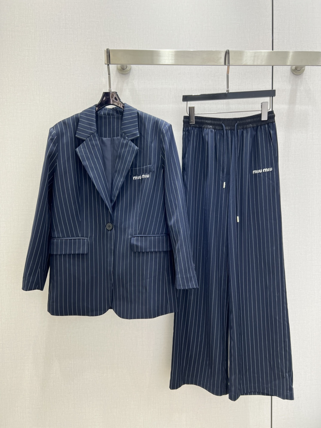 NO:499862,Highly recommended MIU*2025 early autumn new style striped suit long-sleeved jacket Simple and atmospheric suit jacket Very high-end imported texture Look carefully at the details The upper body is very cool, clean and productive, and improve temperament~~Full according to the level of high-quality ready-to-wear, I can't help but love it. A must-have item for temperament MMs One color SML code High-quality ABC,,miumiu, jackets & coats,business suit,alexander wang19860909强烈推荐 MIU*2025早秋新款 条纹西装长袖外套 简洁大气的西装外套 非常高级的进口质地 仔细看细节 上身非常飒 干净有品 提气质~~完全按照高定成衣水准 无法不爱 气质MM必入单品 一个色 SML码 高品质ABC,,miumiu,jackets & coats,business suit,alexander wang,Women's clothing