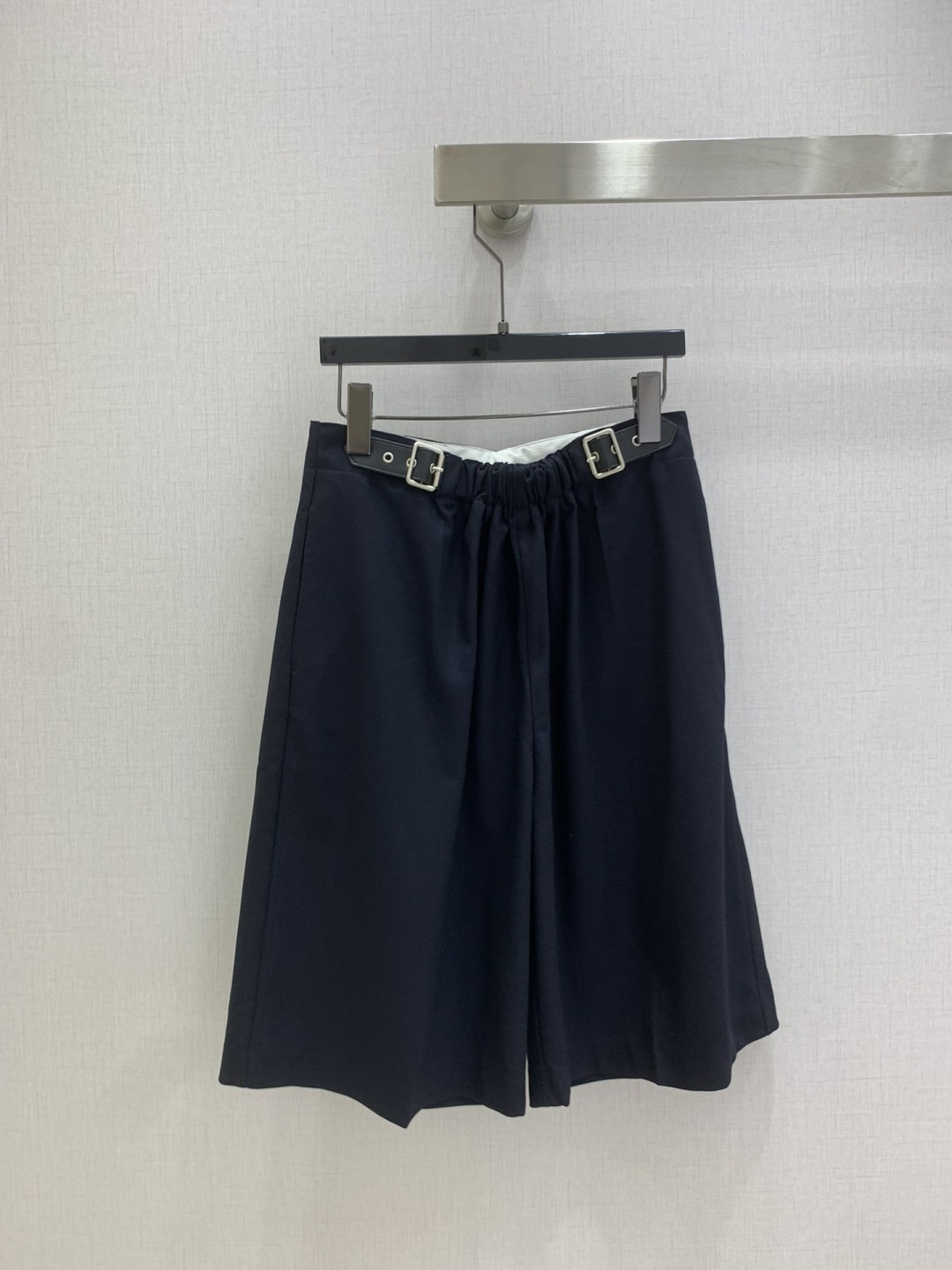 NO:498012,Highly recommended LOE*2025 early autumn new style, leather logo suit and mid-pants, fashionable, low-key, temperament, luxury and high-end!  The style is versatile and not picky. The original customized fabric depends on the quality of the workmanship. It is a must-have for white, rich and beautiful people!  Two colors SML code high quality ABC, loewe, business suit, alexander wang19860909强烈推荐 LOE*2025早秋新款 皮标logo西装中裤 时髦低调气质又奢华高级！版型百搭不挑人,原版定制面料 做工品质看细节.白富美必入！两个色 SML码 高品质ABC,,loewe,business suit,alexander wang,Women's clothing