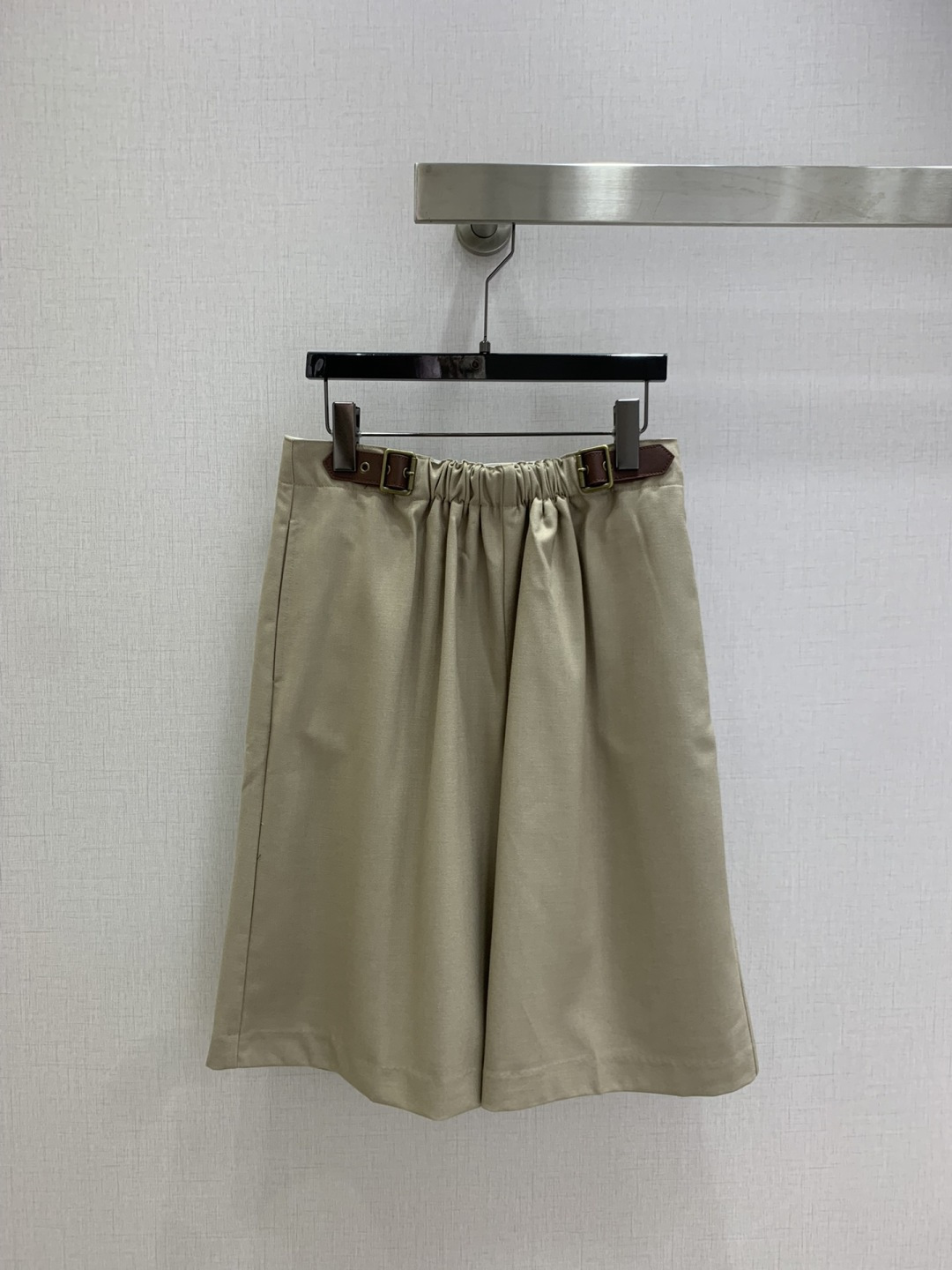 NO:498026,Highly recommended LOE*2025 early autumn new style, leather logo suit and mid-pants, fashionable, low-key, temperament, luxury and high-end!  The style is versatile and not picky. The original customized fabric depends on the quality of the workmanship. It is a must-have for white, rich and beautiful people!  Two colors SML code high quality ABC, loewe, business suit, alexander wang19860909强烈推荐 LOE*2025早秋新款 皮标logo西装中裤 时髦低调气质又奢华高级！版型百搭不挑人,原版定制面料 做工品质看细节.白富美必入！两个色 SML码 高品质ABC,,loewe,business suit,alexander wang,Women's clothing