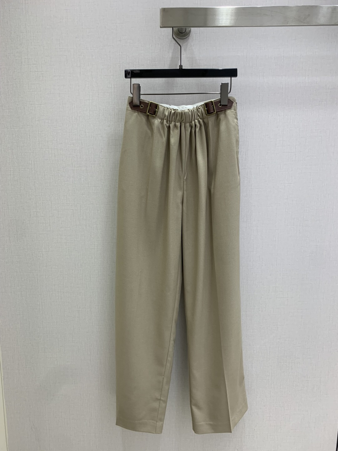 NO:498032,Highly recommended LOE*2025 early autumn new style, leather logo suit and trousers, fashionable, low-key, temperament, luxury and high-end!  The style is versatile and not picky. The original customized fabric depends on the quality of the workmanship. It is a must-have for white, rich and beautiful people!  Two colors SML code high quality ABC, loewe, business suit, alexander wang19860909强烈推荐 LOE*2025早秋新款 皮标logo西装长裤 时髦低调气质又奢华高级！版型百搭不挑人,原版定制面料 做工品质看细节.白富美必入！两个色 SML码 高品质ABC,,loewe,business suit,alexander wang,Women's clothing