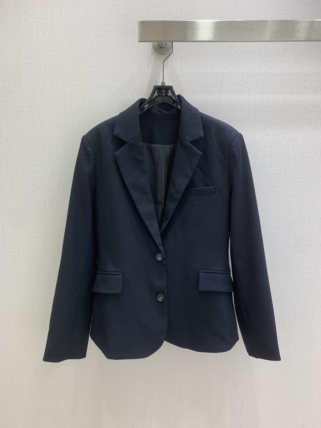 NO:498057,Highly recommended LOE*2025 early autumn new style, long-sleeved jacket, fashionable, low-key, temperament, luxury and high-end!  The style is versatile and not picky, original custom fabric, the workmanship quality depends on the details. White and rich beauty must be included. Two colors SML code, high-quality ABC,,loewe, jackets & coats,business suit,alexander wang19860909强烈推荐 LOE*2025早秋新款 西装长袖外套 时髦低调气质又奢华高级！版型百搭不挑人,原版定制面料 做工品质看细节.白富美必入 两个色 SML码 高品质ABC,,loewe,jackets & coats,business suit,alexander wang,Women's clothing