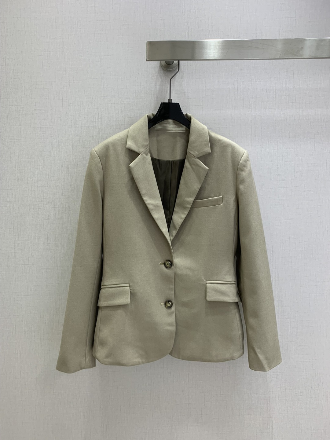 NO:498068,Highly recommended LOE*2025 early autumn new style, long-sleeved jacket, fashionable, low-key, temperament, luxury and high-end!  The style is versatile and not picky, original custom fabric, the workmanship quality depends on the details. White and rich beauty must be included. Two colors SML code, high-quality ABC,,loewe, jackets & coats,business suit,alexander wang19860909强烈推荐 LOE*2025早秋新款 西装长袖外套 时髦低调气质又奢华高级！版型百搭不挑人,原版定制面料 做工品质看细节.白富美必入 两个色 SML码 高品质ABC,,loewe,jackets & coats,business suit,alexander wang,Women's clothing