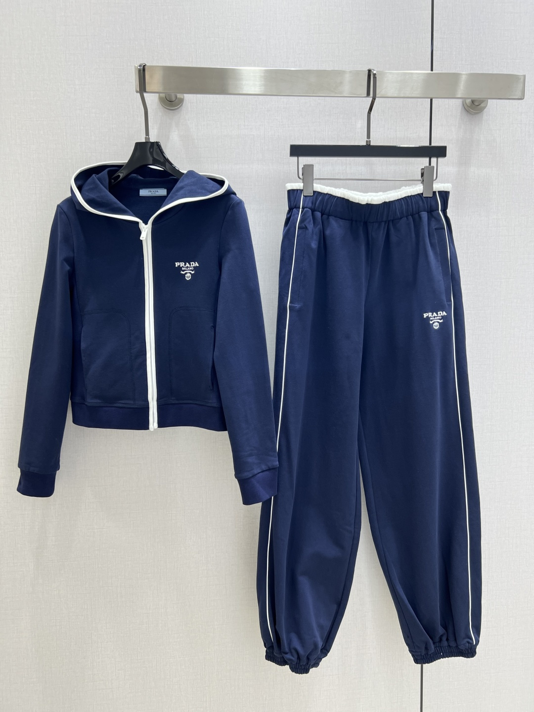 NO:499872,Highly recommended PRA*2025 early autumn new style, hooded pocket trousers set, slimming on the upper body and improving fashion, retro and elegant temperament items. Must-have in the wardrobe!  Workmanship quality depends on details. Two colors SML code high-quality ABC, prada, hats, alexander wang19860909强烈推荐 PRA*2025早秋新款 连帽口袋长裤套装 上身显瘦又提升时髦度,复古优雅气质单品.衣橱必备！做工品质看细节.两个色 SML码 高品质ABC,,prada,hats,alexander wang,Women's clothing